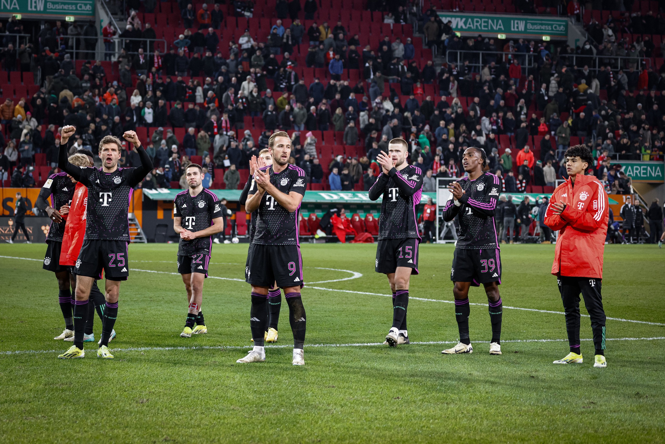 Kane gi&uacute;p Bayern vượt qua Augsburg, hướng tới kỷ lục mới tại Bundesliga- Ảnh 1.