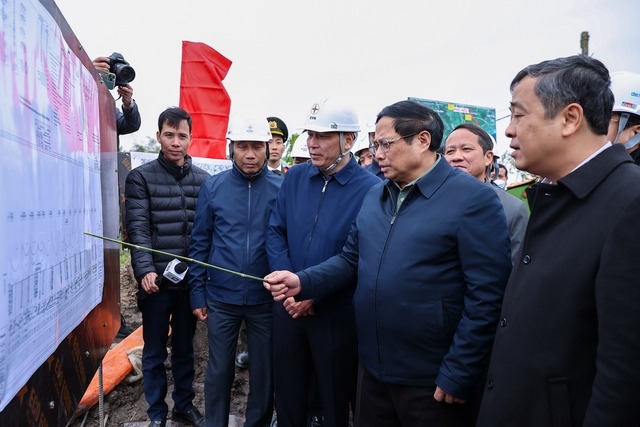Thủ tướng đi 4 tỉnh Th&aacute;i B&igrave;nh, Nam Định, Ninh B&igrave;nh v&agrave; Thanh H&oacute;a để kiểm tra thi c&ocirc;ng v&agrave; tặng qu&agrave; động vi&ecirc;n c&aacute;c lực lượng thi c&ocirc;ng Dự &aacute;n x&acirc;y dựng đường d&acirc;y 500 kV mạch 3