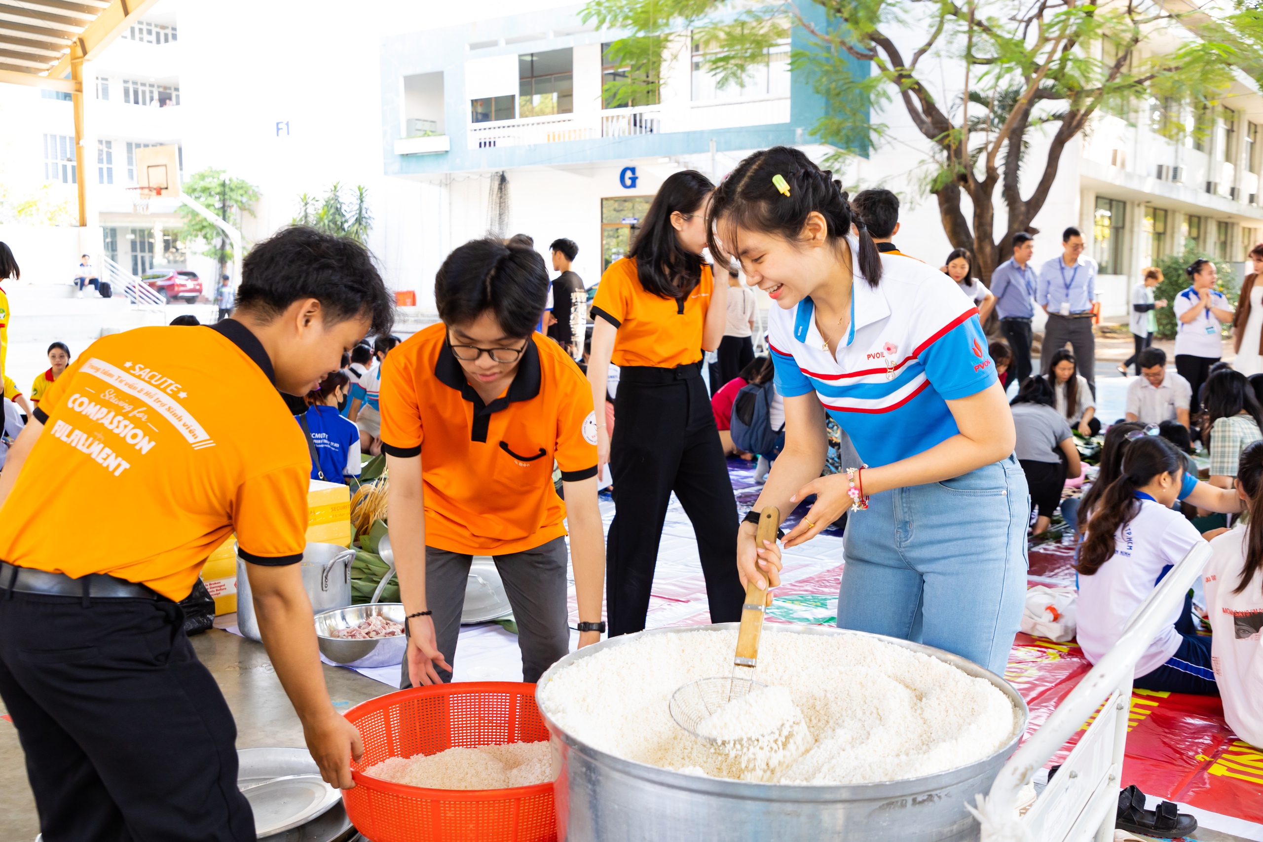 Những chuyến xe đưa 1.100 sinh viên sum họp cùng gia đình- Ảnh 3.