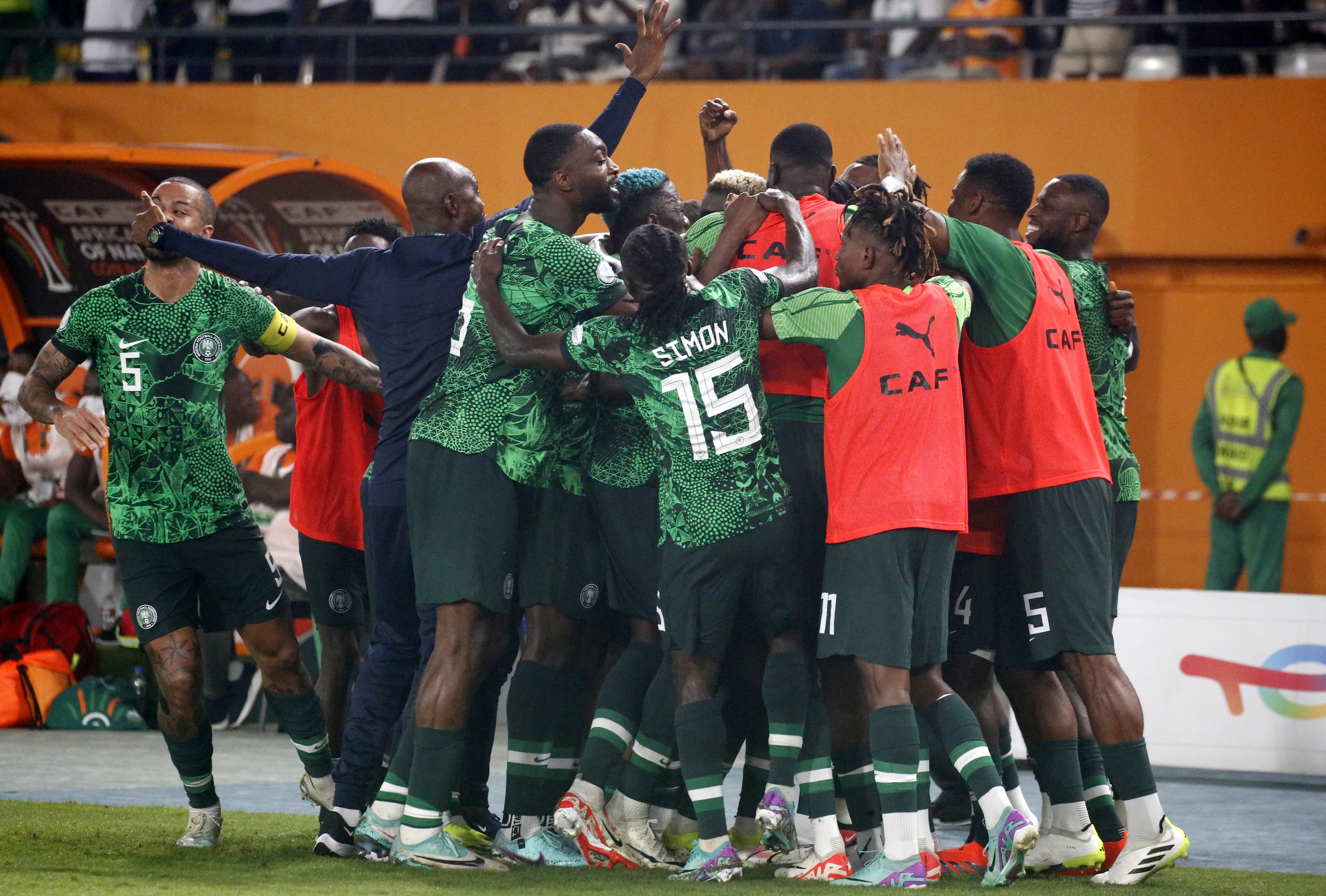 Em họ Onana g&acirc;y thảm họa, Cameroon thua sốc ở đại chiến trước Nigeria- Ảnh 4.