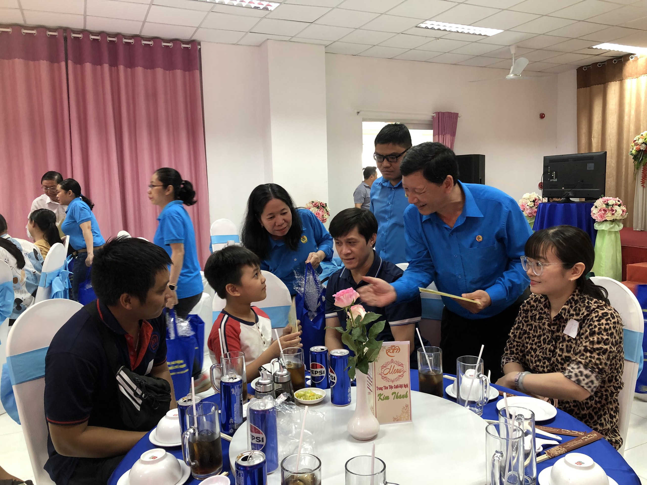 Lao động khắp nơi rộn r&agrave;ng vui Tết- Ảnh 10.