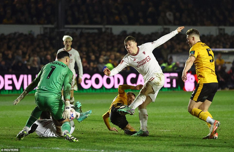 Man United giật m&igrave;nh với Newport County, Liverpool "ra oai" v&ograve;ng 4 FA Cup- Ảnh 5.