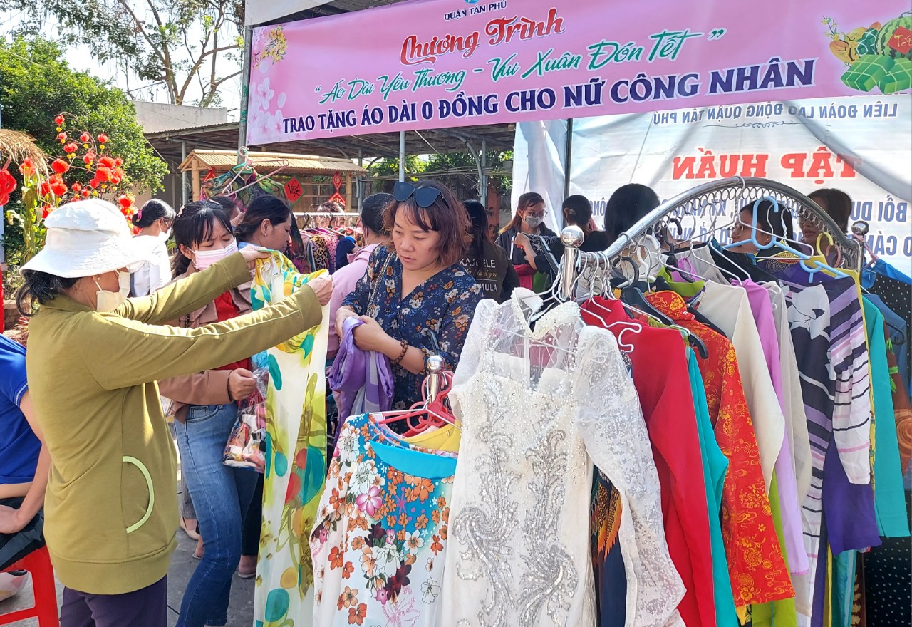Lao động khắp nơi rộn r&agrave;ng vui Tết- Ảnh 2.