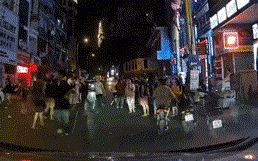 Hỗn chiến trước nhà hàng District K ở quận 1 - TP HCM