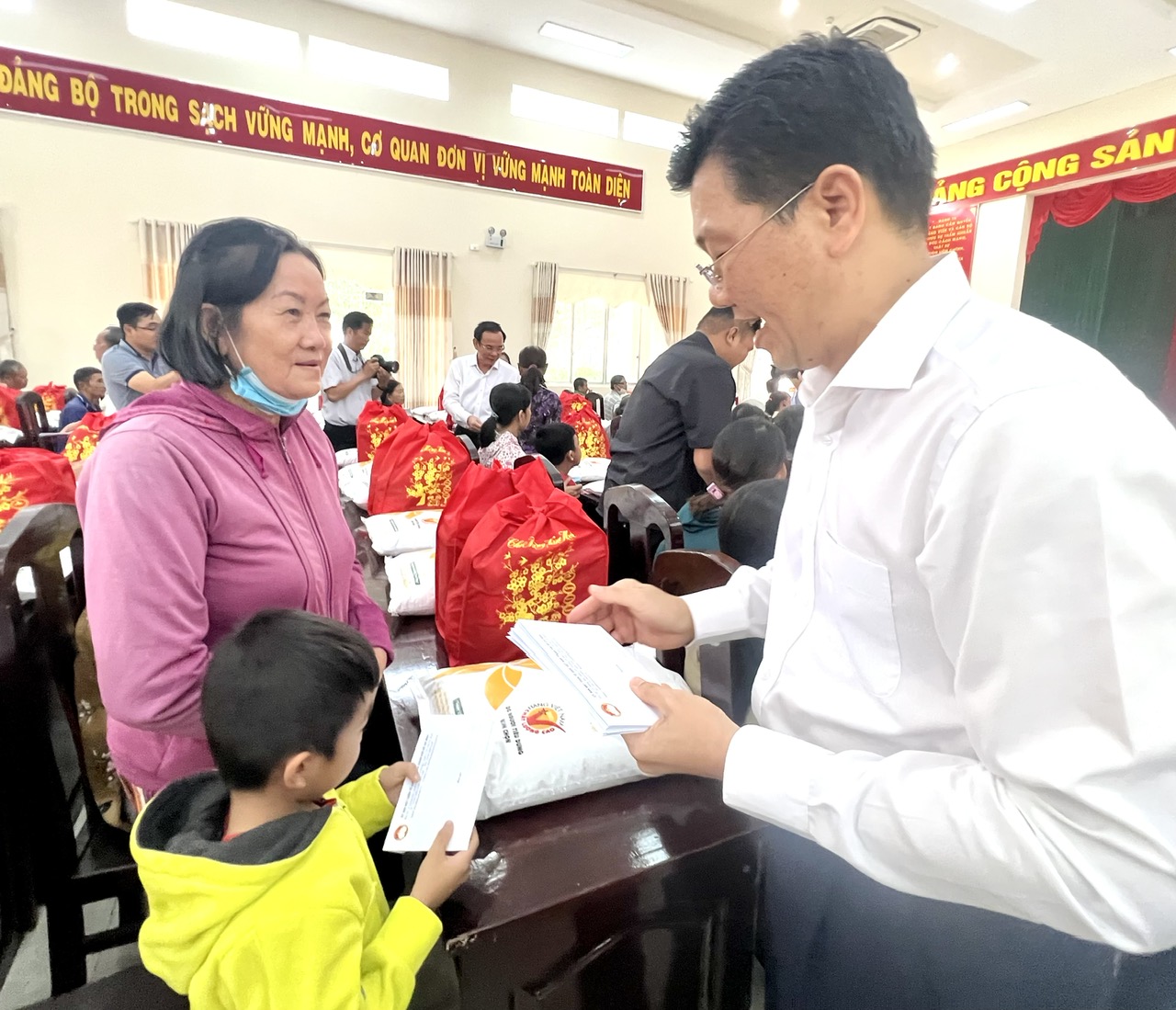 B&iacute; thư Th&agrave;nh ủy TP HCM Nguyễn Văn N&ecirc;n ch&uacute;c Tết tại T&acirc;y Ninh- Ảnh 6.