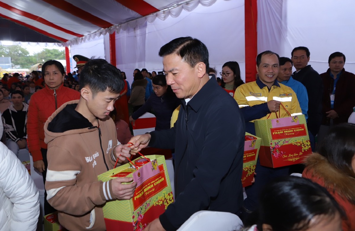 Thủ tướng tặng qu&agrave; Tết gia đ&igrave;nh ch&iacute;nh s&aacute;ch, c&ocirc;ng nh&acirc;n, người lao động tại Thanh H&oacute;a- Ảnh 5.