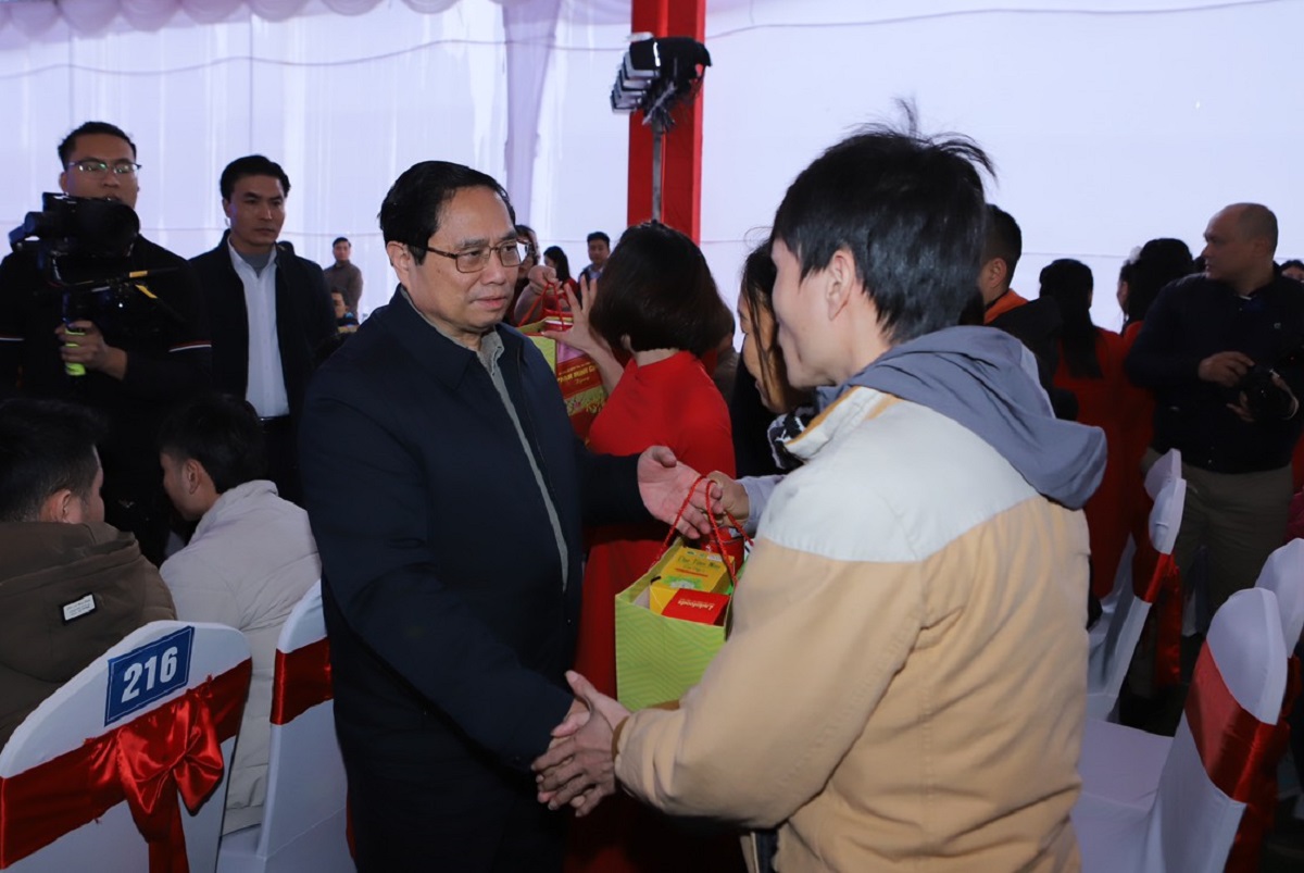 Thủ tướng tặng qu&agrave; Tết gia đ&igrave;nh ch&iacute;nh s&aacute;ch, c&ocirc;ng nh&acirc;n, người lao động tại Thanh H&oacute;a- Ảnh 2.