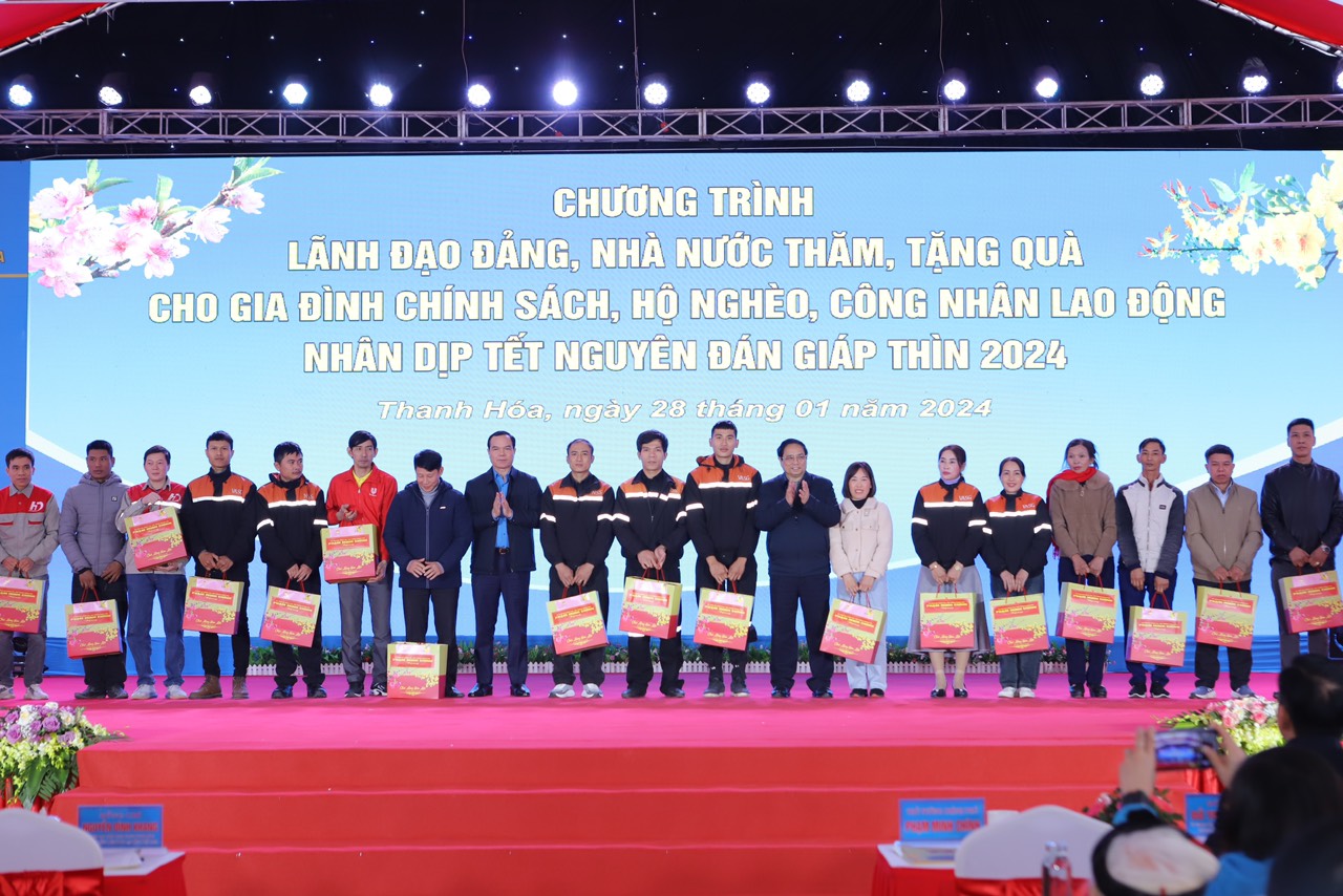 Thủ tướng tặng qu&agrave; Tết gia đ&igrave;nh ch&iacute;nh s&aacute;ch, c&ocirc;ng nh&acirc;n, người lao động tại Thanh H&oacute;a- Ảnh 3.