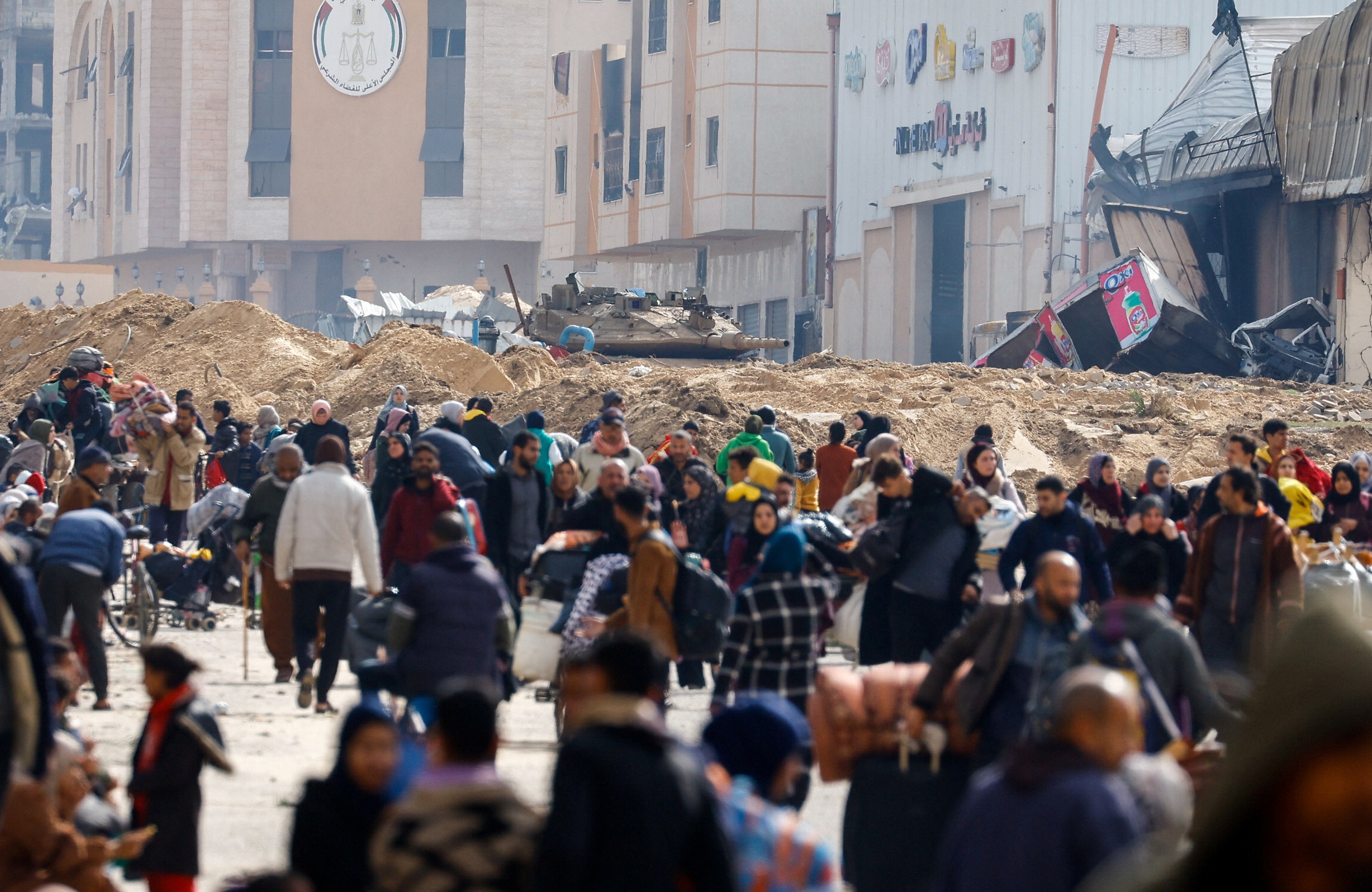 Người d&acirc;n sơ t&aacute;n khỏi Khan Younis ở Gaza h&ocirc;m 28-1 khi lực lượng Israel tiến h&agrave;nh hoạt động qu&acirc;n sự tr&ecirc;n bộ Ảnh: REUTERS