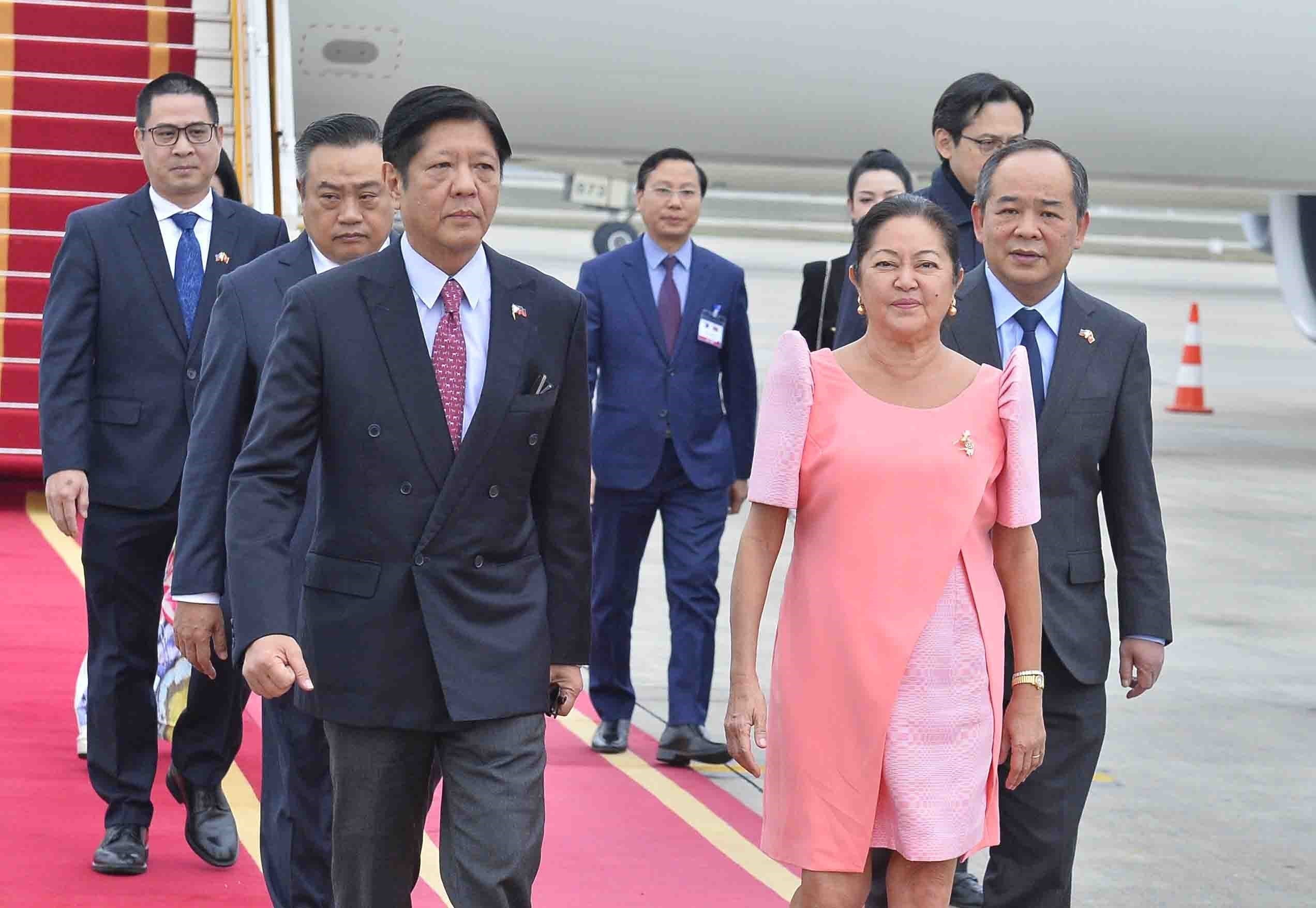 Tổng thống Philippines Ferdinand Romualdez Marcos Jr. và phu nhân đến Hà Nội chiều 29-1, bắt đầu chuyến thăm Việt Nam.Ảnh: TTXVN