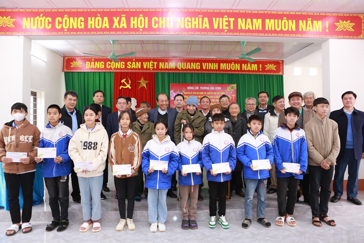 Nguyên Phó Thủ tướng Thường trực Trương Hòa Bình tặng quà Tết cho học sinh, hộ khó khăn- Ảnh 1.