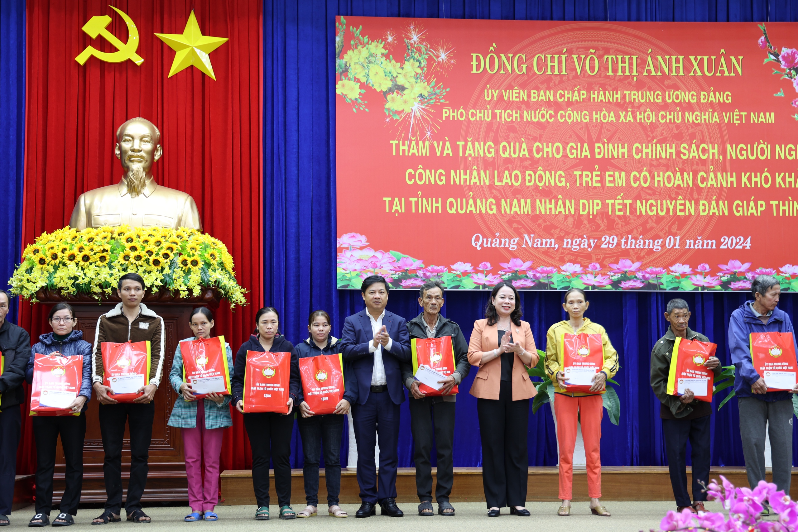 Ph&oacute; Chủ tịch nước tặng qu&agrave; Tết tại Quảng Nam- Ảnh 1.