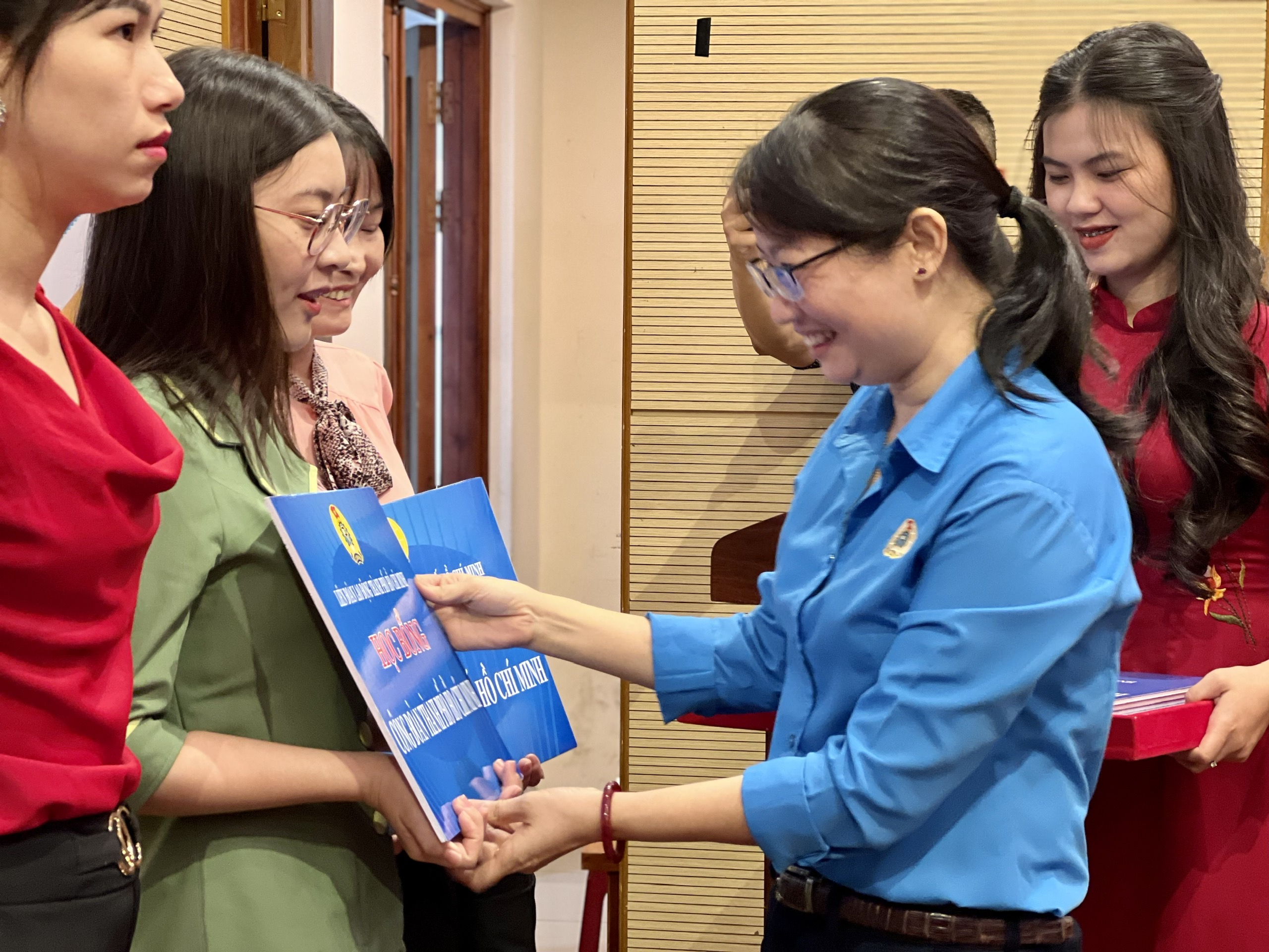 Trao 34 suất học bổng cho đo&agrave;n vi&ecirc;n - lao động vượt kh&oacute;- Ảnh 1.