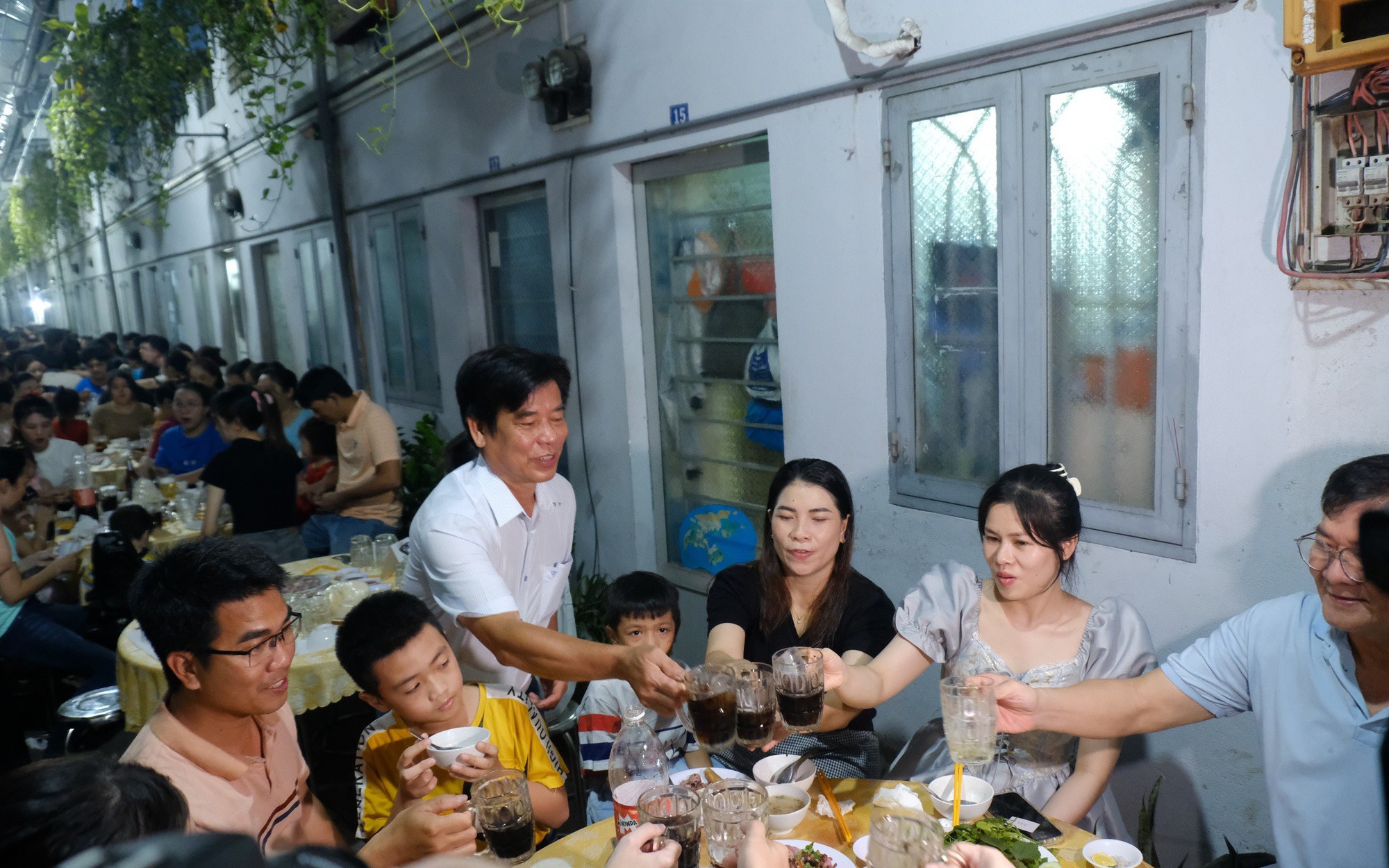 Một chủ nhà trọ chi 150 triệu đồng tổ chức tất niên, tặng quà Tết cho công nhân