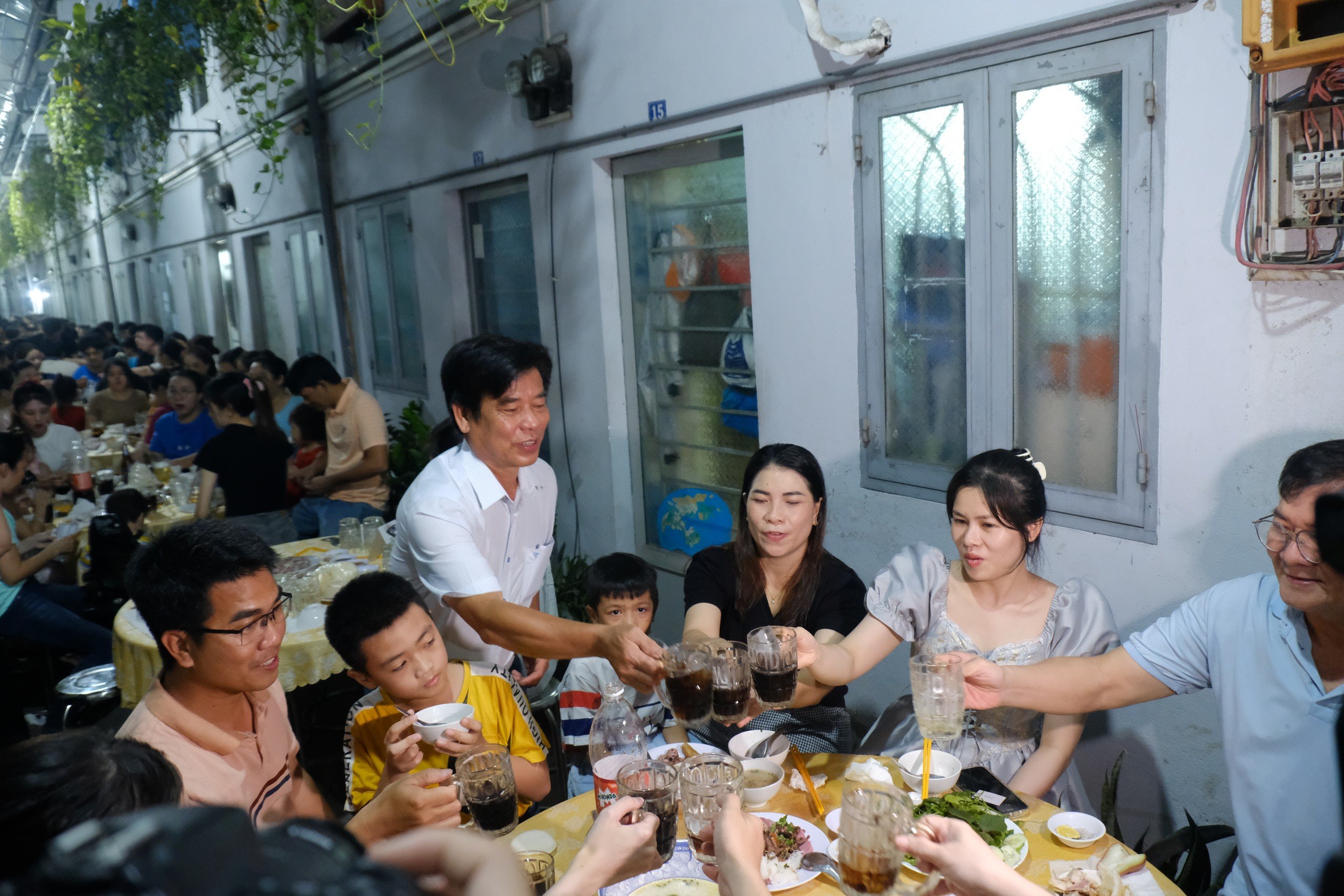 Một chủ nh&agrave; trọ chi 150 triệu đồng tổ chức tất ni&ecirc;n, tặng qu&agrave; Tết cho c&ocirc;ng nh&acirc;n- Ảnh 9.