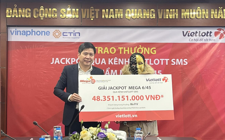Một phụ nữ nhận giải Jackpot đầu tiên năm 2024 của Vietlott trị giá gần 50 tỉ đồng