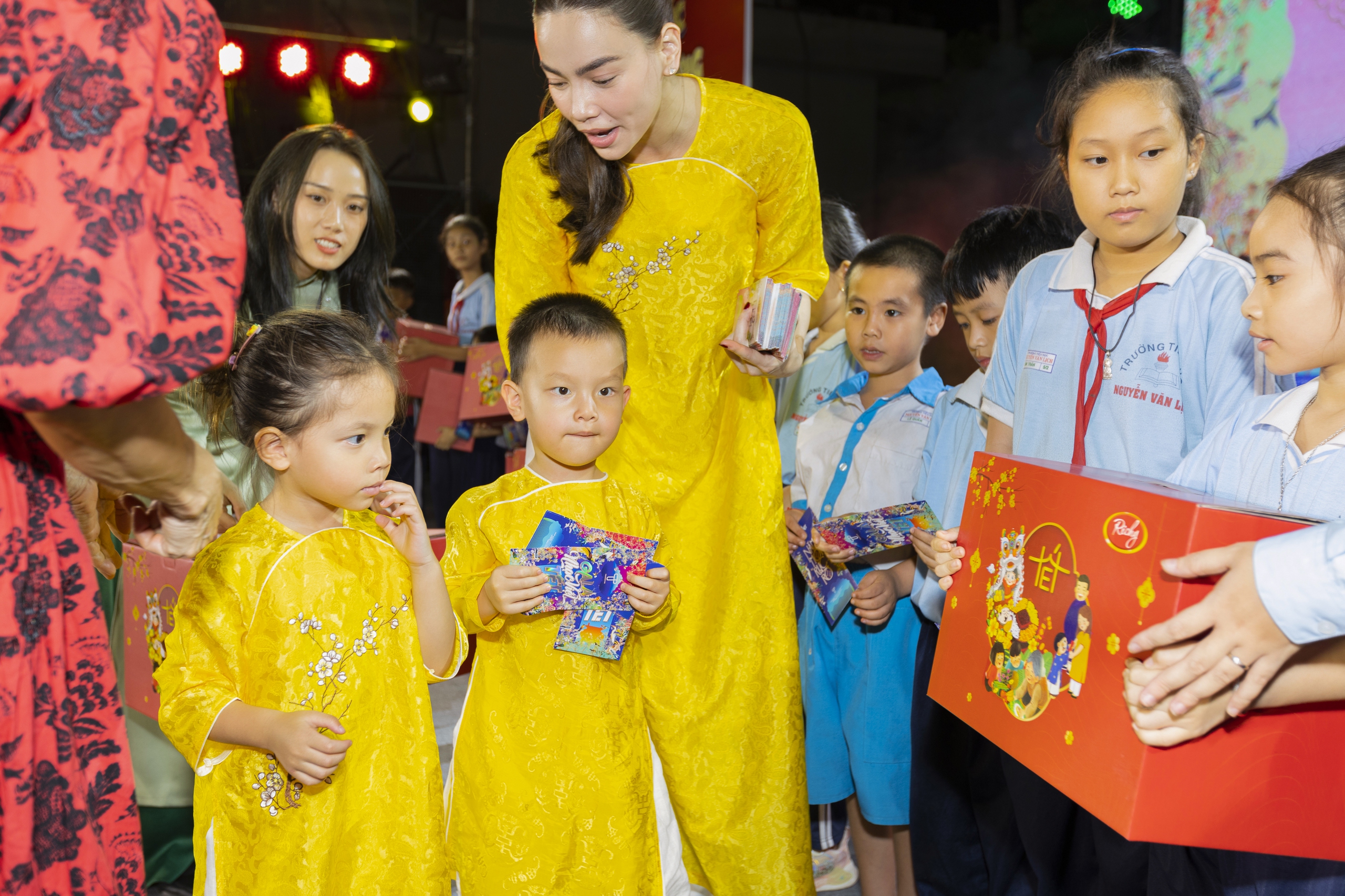 Hồ Ngọc Hà đưa cả gia đình nội - ngoại đi trao quà tết
- Ảnh 1.