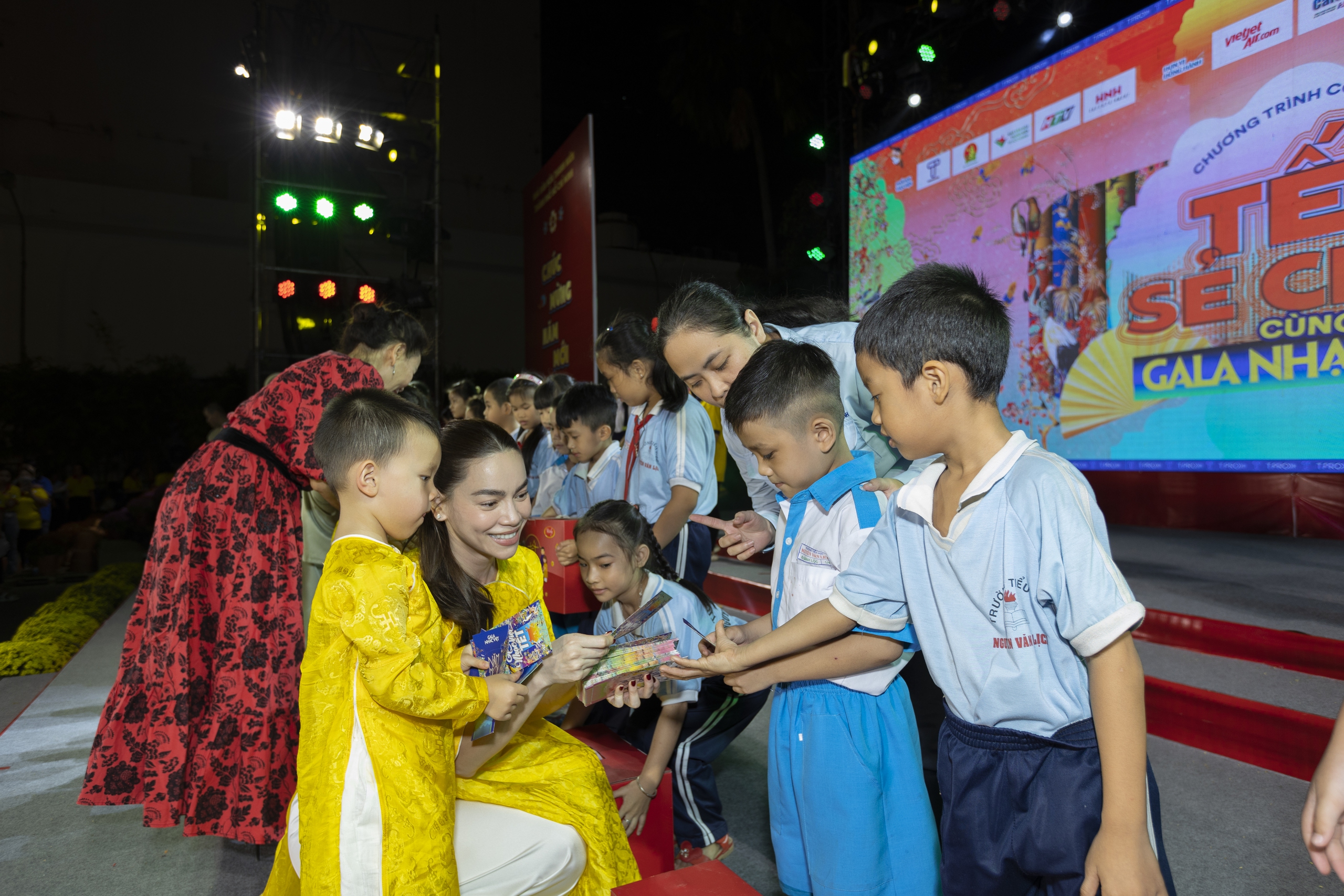 Hồ Ngọc Hà đưa cả gia đình nội - ngoại đi trao quà tết
- Ảnh 4.