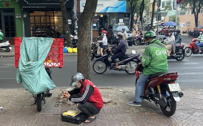 Chủ shop online khổ sở tìm shipper dịp Tết