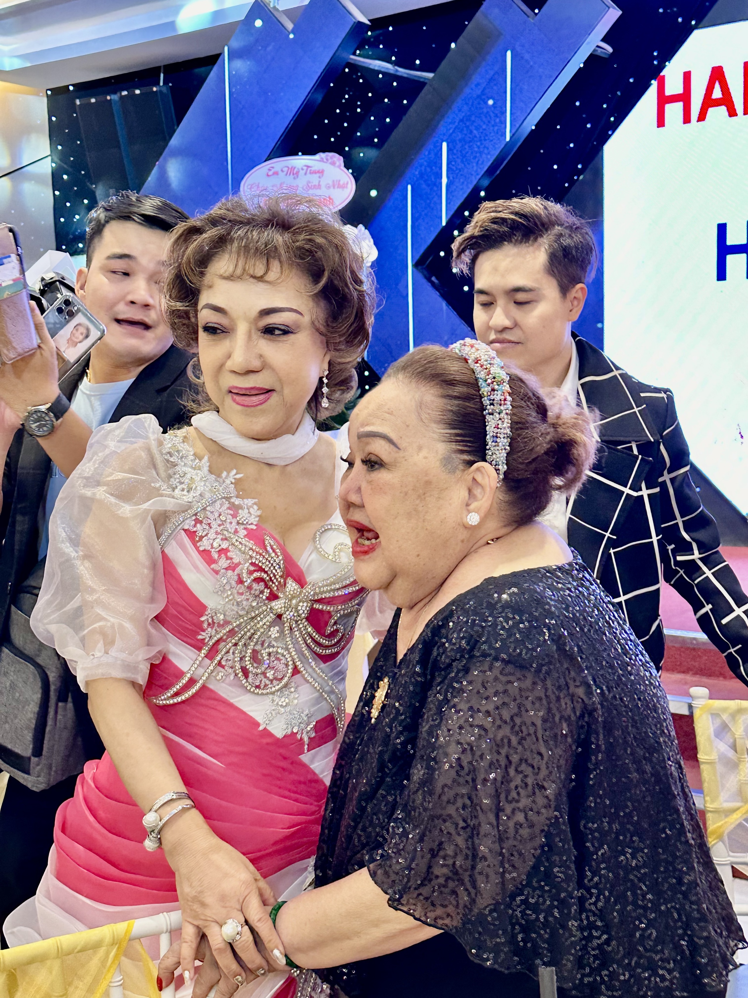 NSND Ngọc Gi&agrave;u "quậy tưng bừng" họp mặt Ho&agrave;i Thanh - Đỗ Quy&ecirc;n- Ảnh 2.