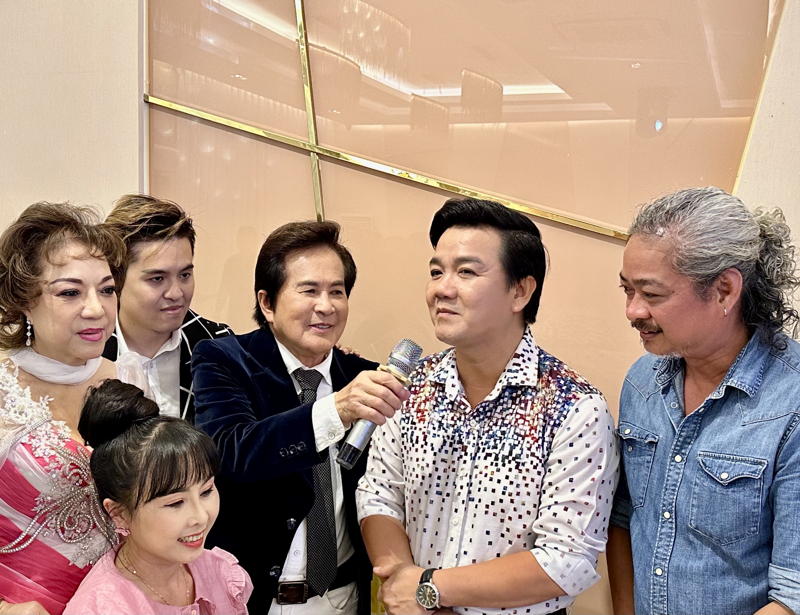 NSND Ngọc Gi&agrave;u "quậy tưng bừng" họp mặt Ho&agrave;i Thanh - Đỗ Quy&ecirc;n- Ảnh 4.