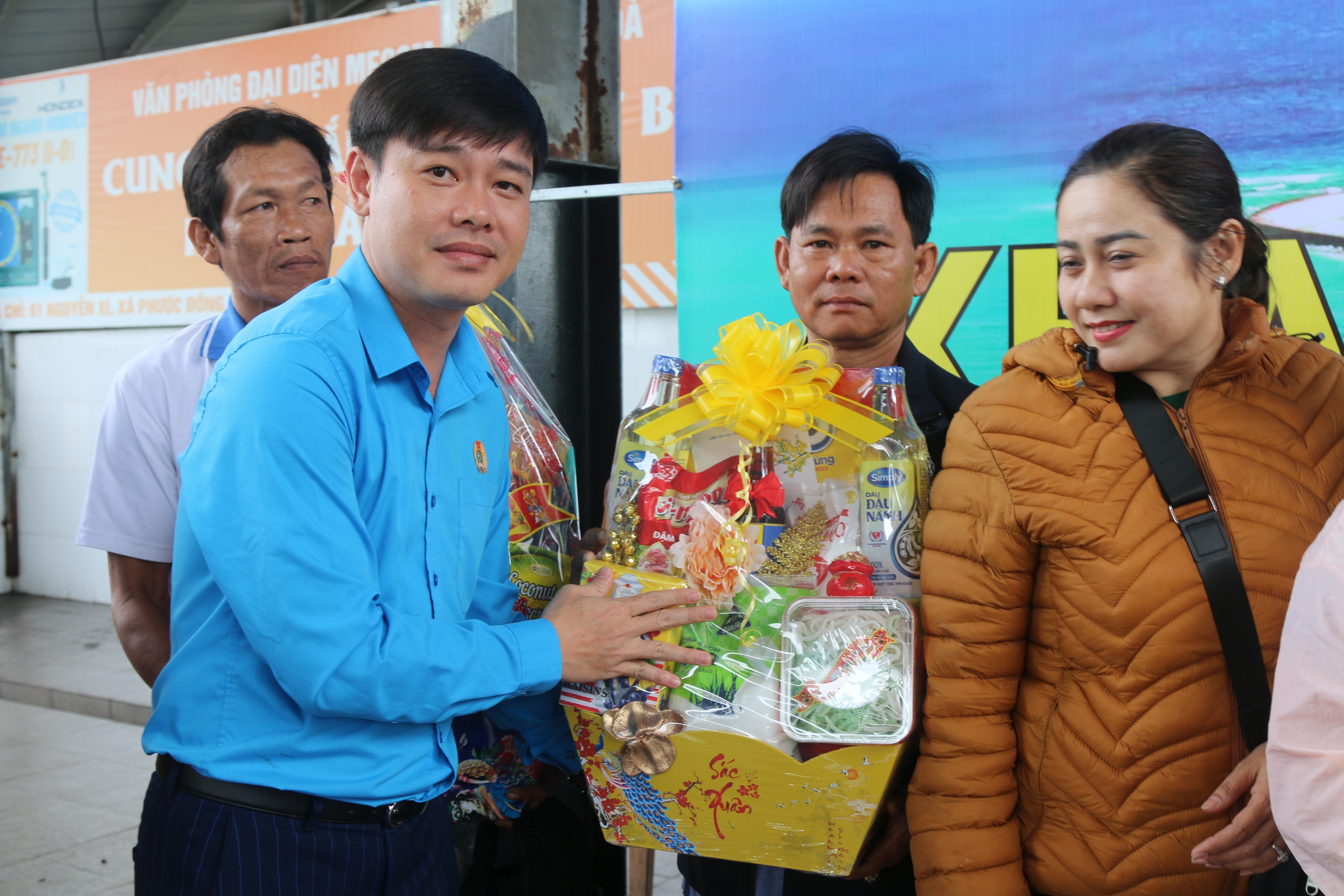 B&aacute;o Người Lao Động hỗ trợ ngư d&acirc;n Kh&aacute;nh H&ograve;a mở biển đầu năm 2024- Ảnh 6.