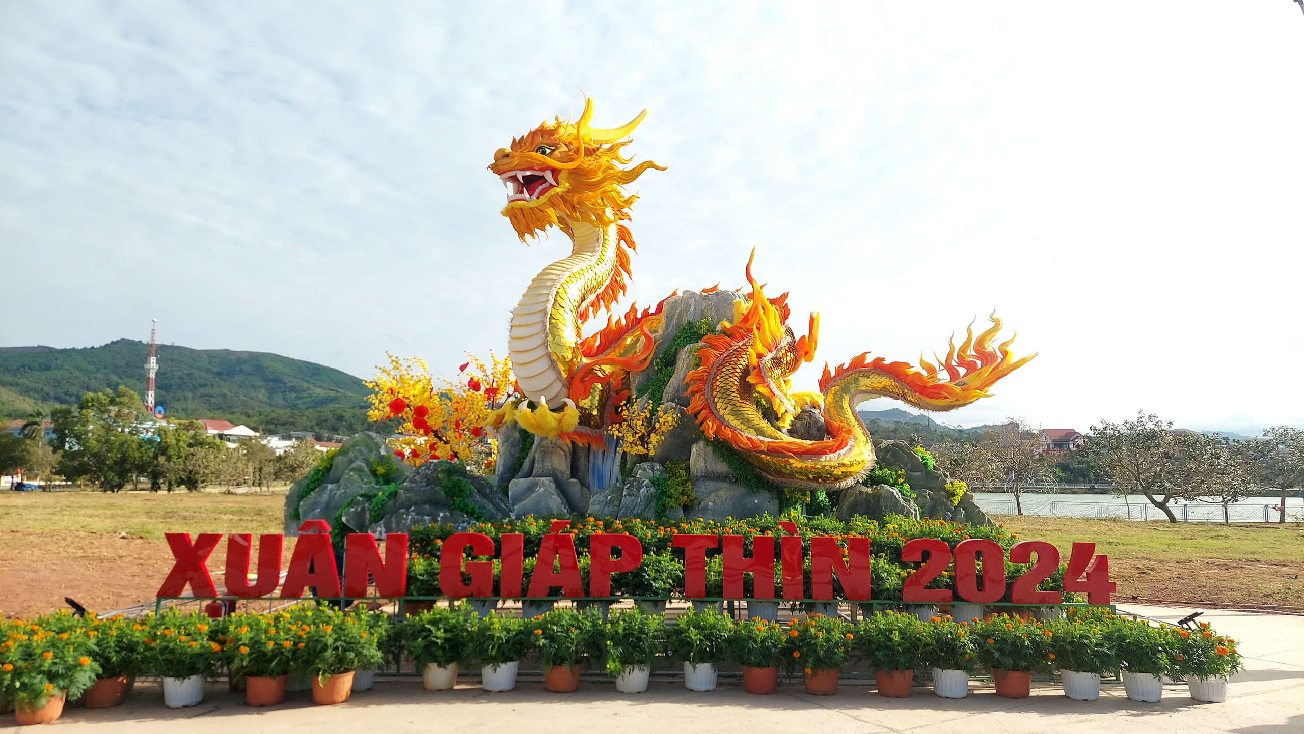 Linh vật rồng vừa được đặt ở C&ocirc;ng vi&ecirc;n Lao Bảo đ&atilde; nhận được nhiều lời khen- Ảnh 1.