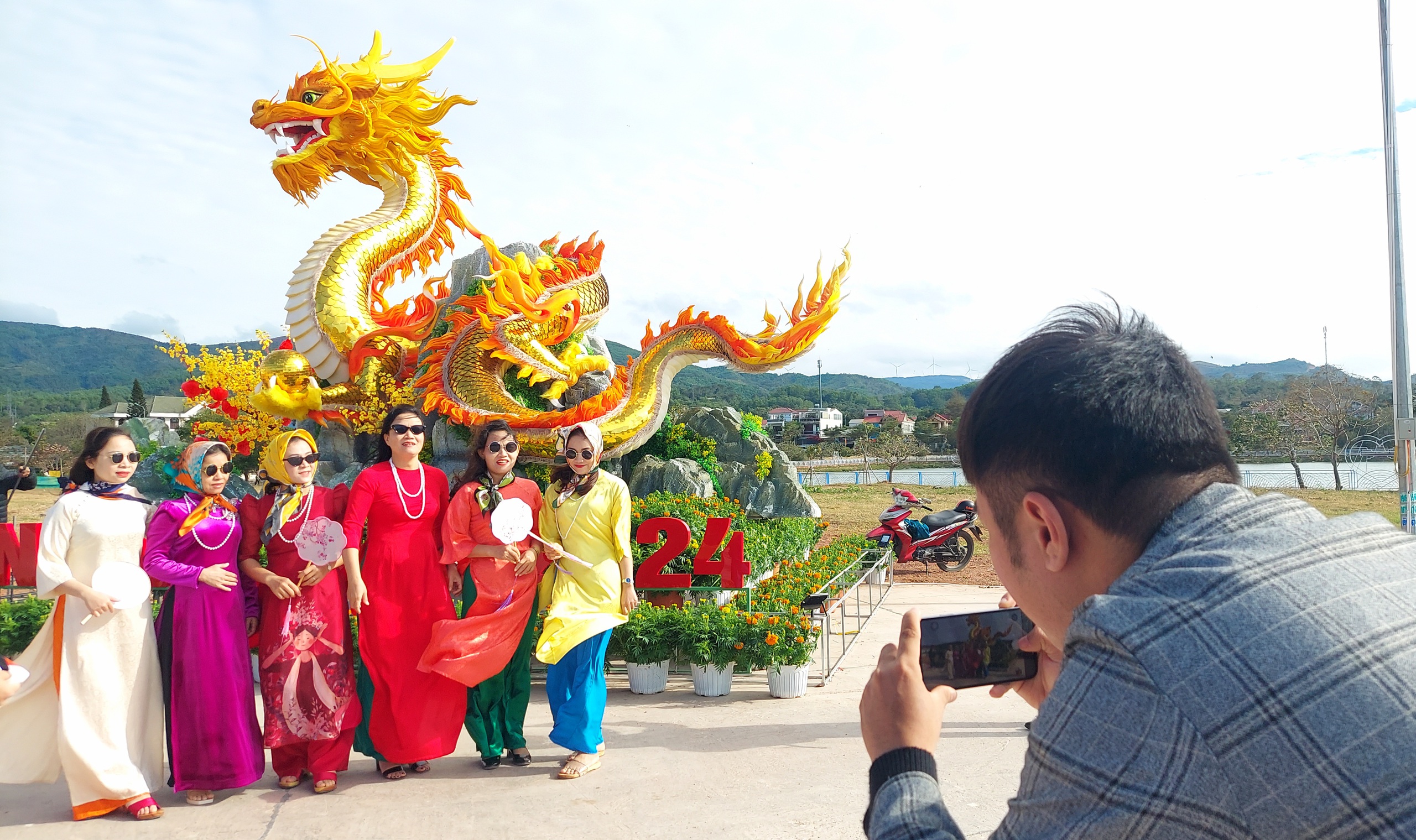 Linh vật rồng vừa được đặt ở C&ocirc;ng vi&ecirc;n Lao Bảo đ&atilde; nhận được nhiều lời khen- Ảnh 4.