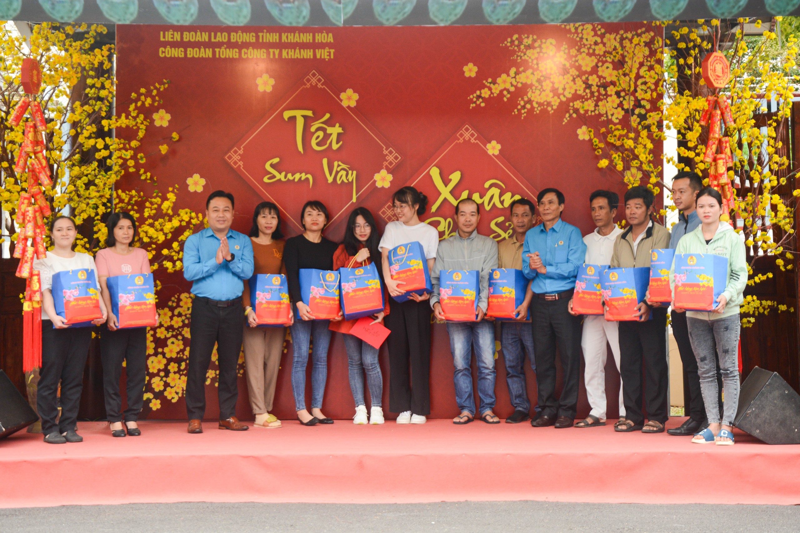 Tổng c&ocirc;ng ty Kh&aacute;nh Việt tổ chức &ldquo;Tết sum vầy &ndash; Xu&acirc;n chia sẻ&rdquo;
- Ảnh 5.
