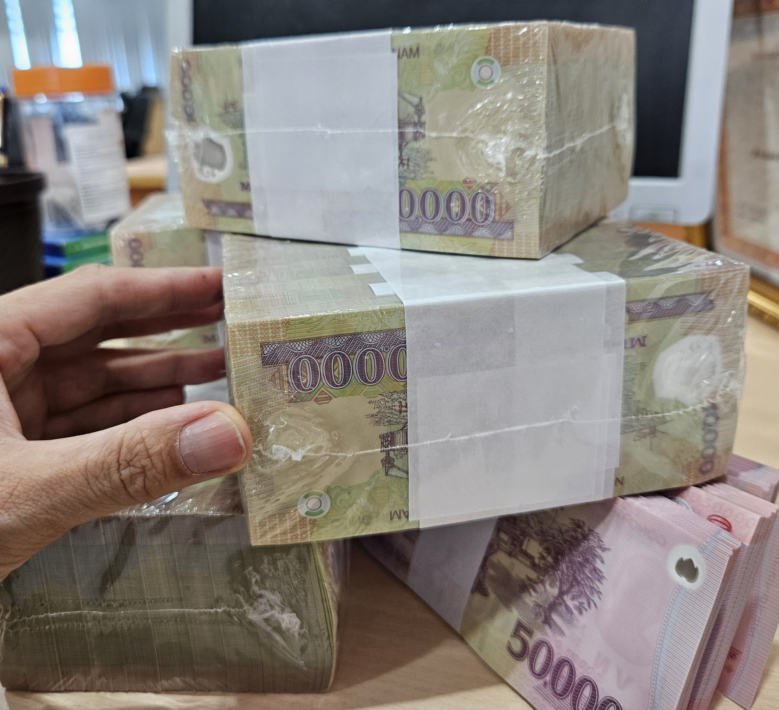 Dân công sở tất tả đổi tiền lẻ mới, không có mệnh giá 20.000 đồng- Ảnh 1.