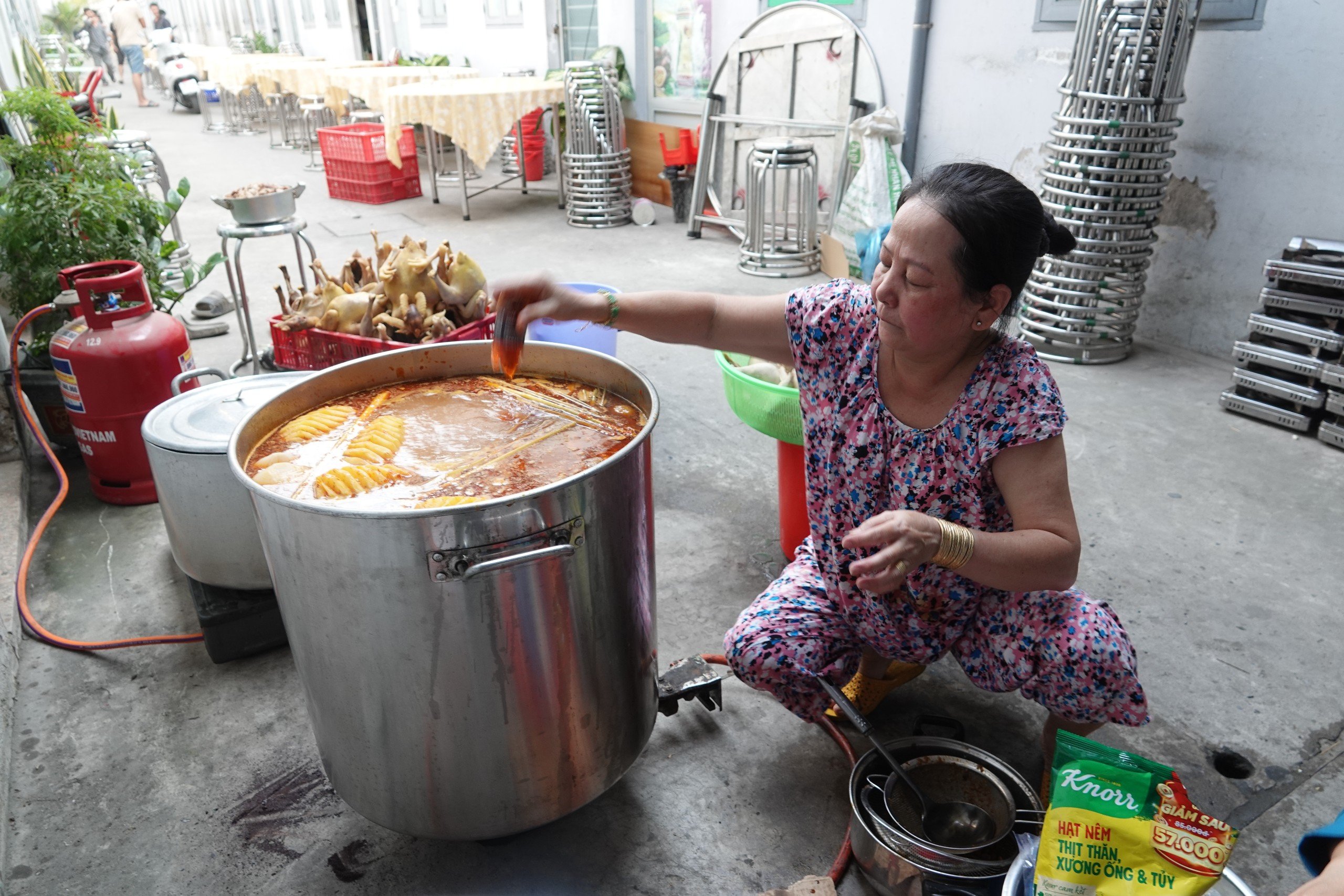 Một chủ nh&agrave; trọ chi 150 triệu đồng tổ chức tất ni&ecirc;n, tặng qu&agrave; Tết cho c&ocirc;ng nh&acirc;n- Ảnh 3.