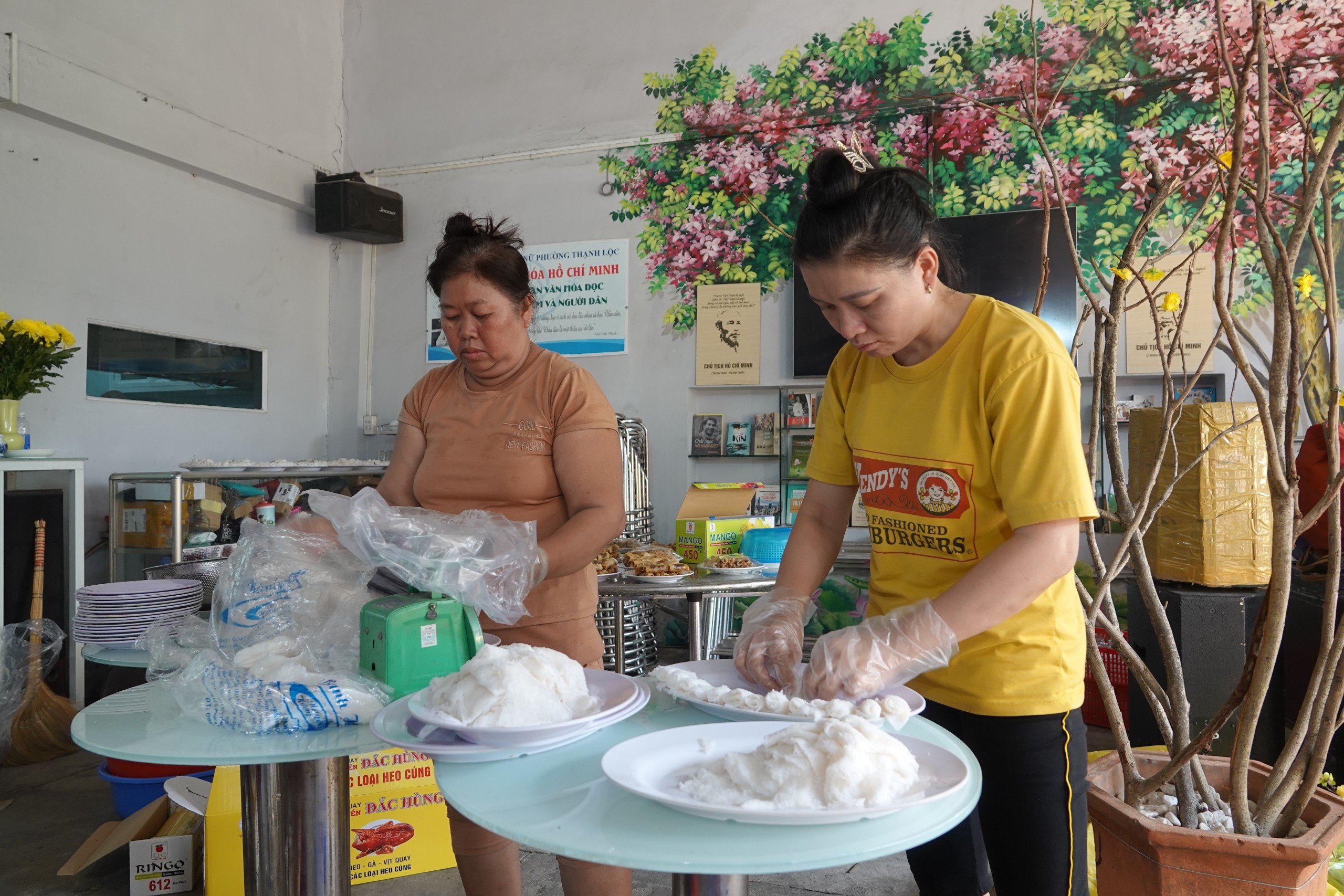 Một chủ nh&agrave; trọ chi 150 triệu đồng tổ chức tất ni&ecirc;n, tặng qu&agrave; Tết cho c&ocirc;ng nh&acirc;n- Ảnh 1.