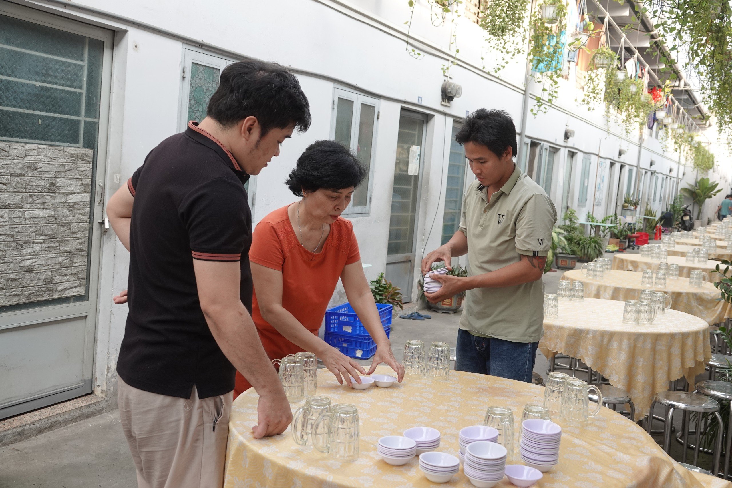 Một chủ nh&agrave; trọ chi 150 triệu đồng tổ chức tất ni&ecirc;n, tặng qu&agrave; Tết cho c&ocirc;ng nh&acirc;n- Ảnh 2.