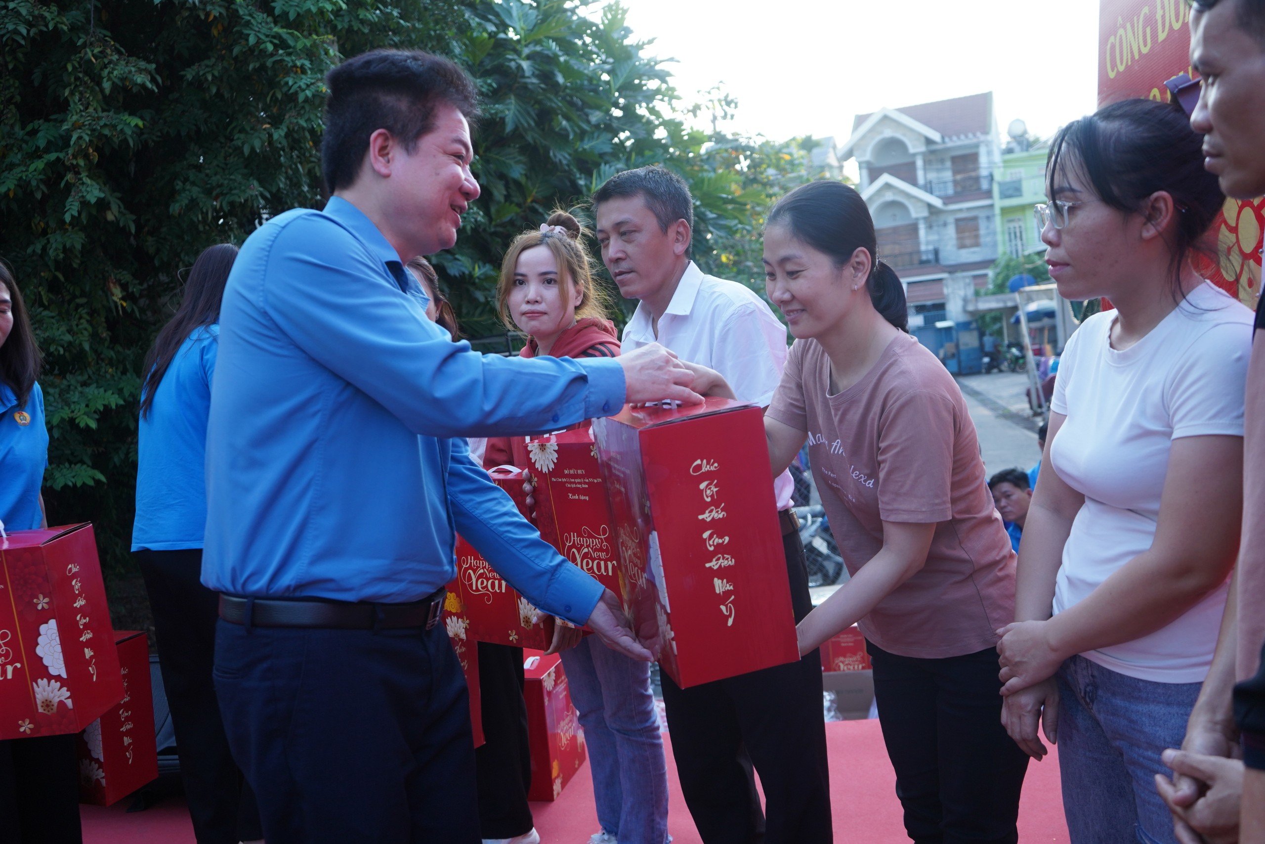 Tết đến sớm với công nhân cao su- Ảnh 1.