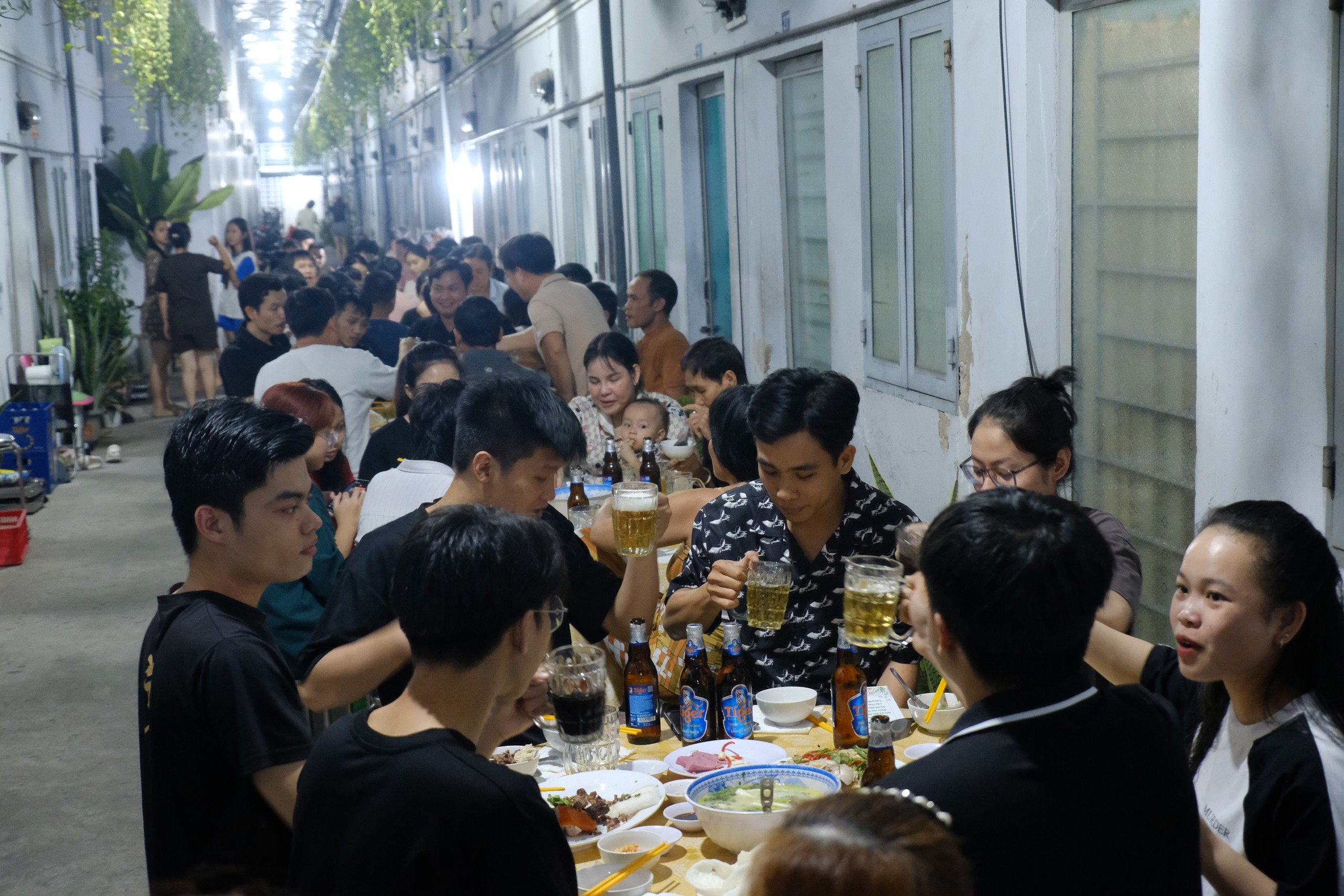 Một chủ nh&agrave; trọ chi 150 triệu đồng tổ chức tất ni&ecirc;n, tặng qu&agrave; Tết cho c&ocirc;ng nh&acirc;n- Ảnh 7.