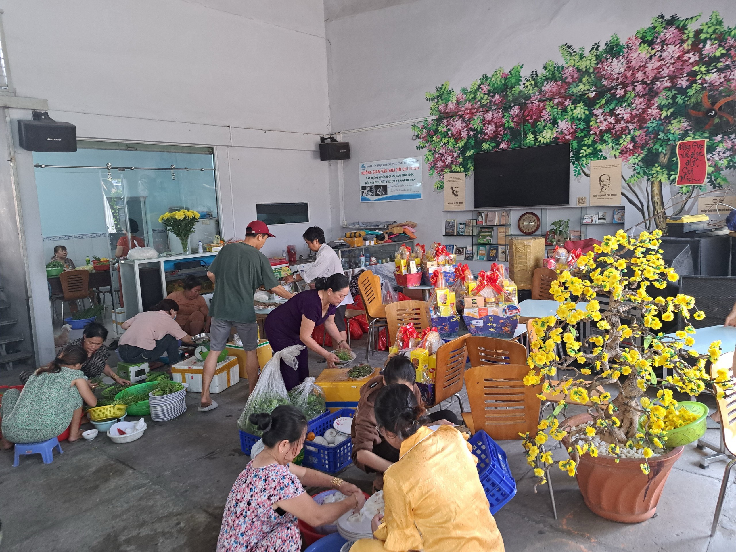 Một chủ nh&agrave; trọ chi 150 triệu đồng tổ chức tất ni&ecirc;n, tặng qu&agrave; Tết cho c&ocirc;ng nh&acirc;n- Ảnh 4.