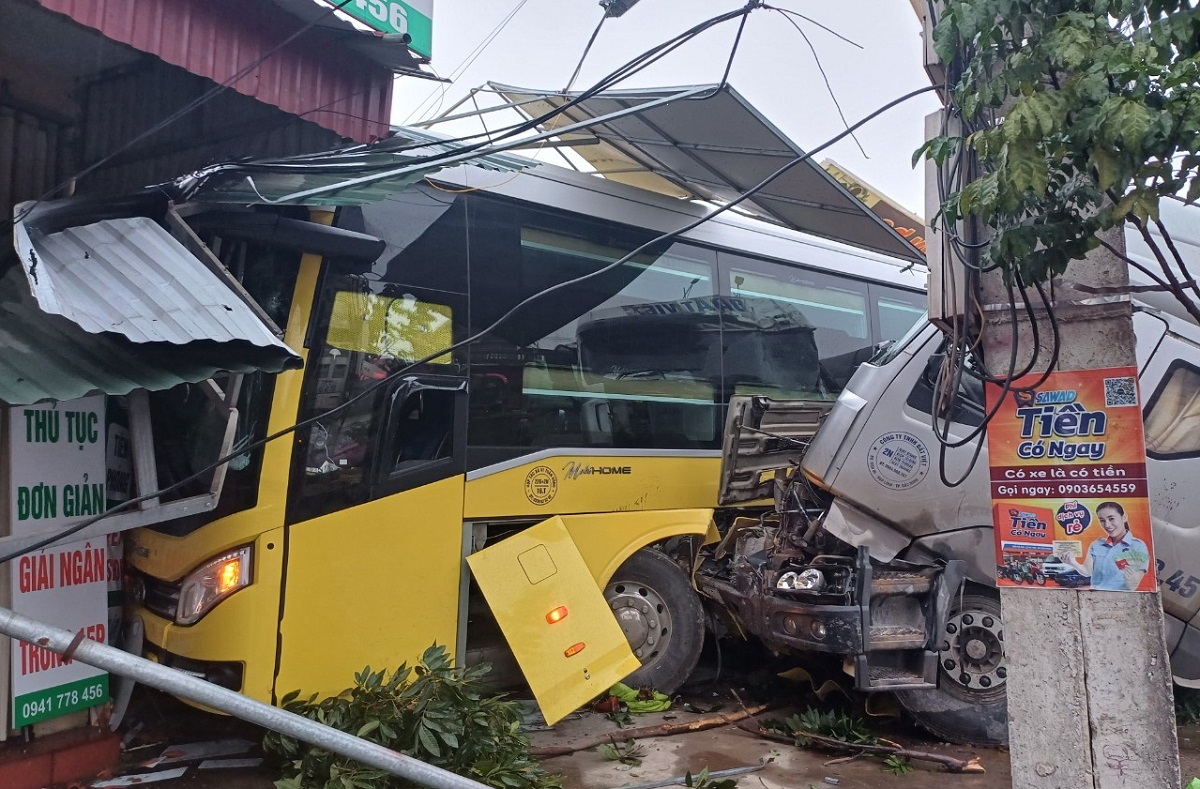 Xe đầu kéo và ôtô khách lao vào 4 nhà dân- Ảnh 1.