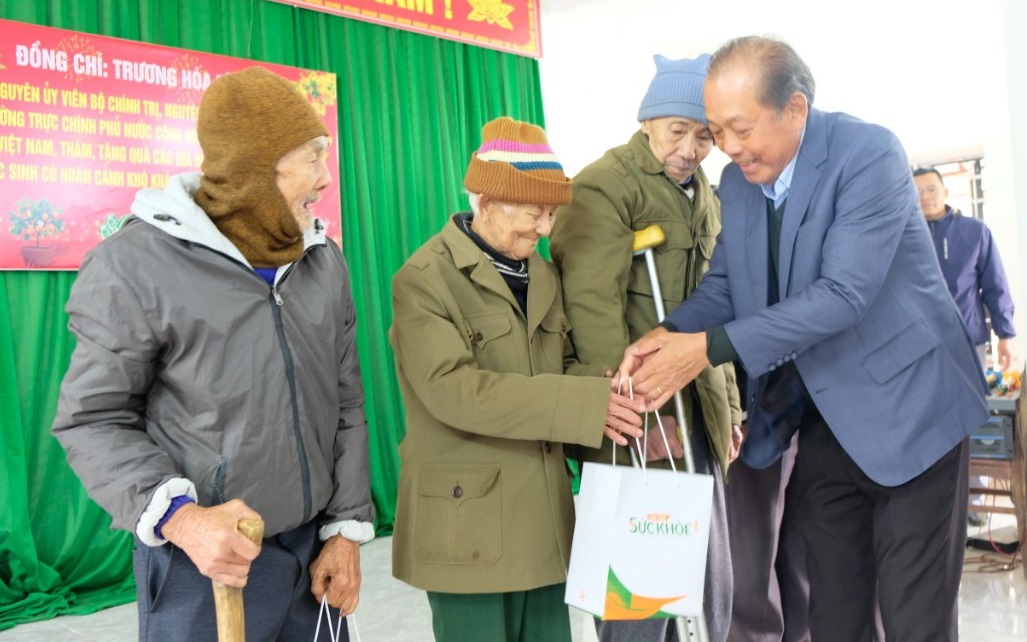 Nguyên Phó Thủ tướng Thường trực Trương Hòa Bình tặng quà Tết cho học sinh, hộ khó khăn