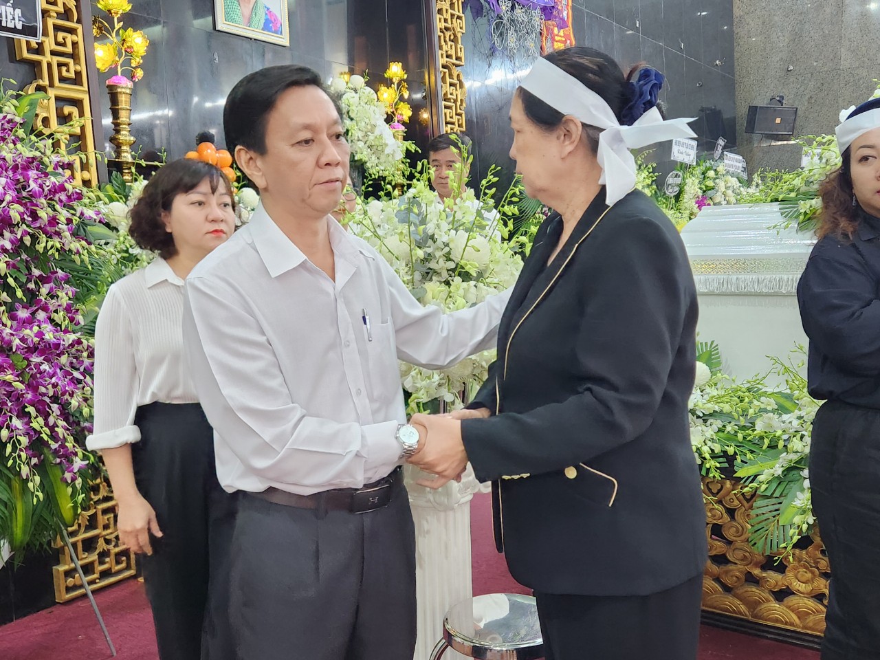 NSND Kim Xu&acirc;n, NSND Trịnh Kim Chi... tiễn biệt đạo diễn - NSƯT L&ecirc; Văn Duy- Ảnh 14.