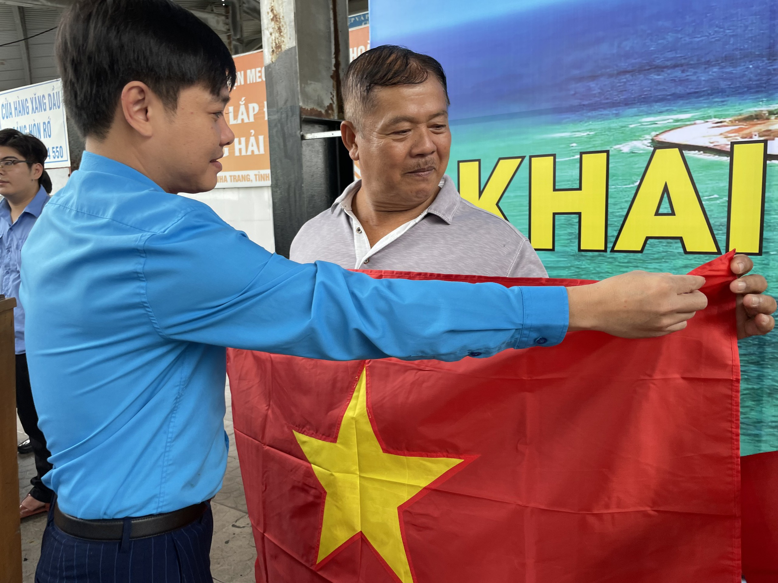 B&aacute;o Người Lao Động hỗ trợ ngư d&acirc;n Kh&aacute;nh H&ograve;a mở biển đầu năm 2024- Ảnh 3.