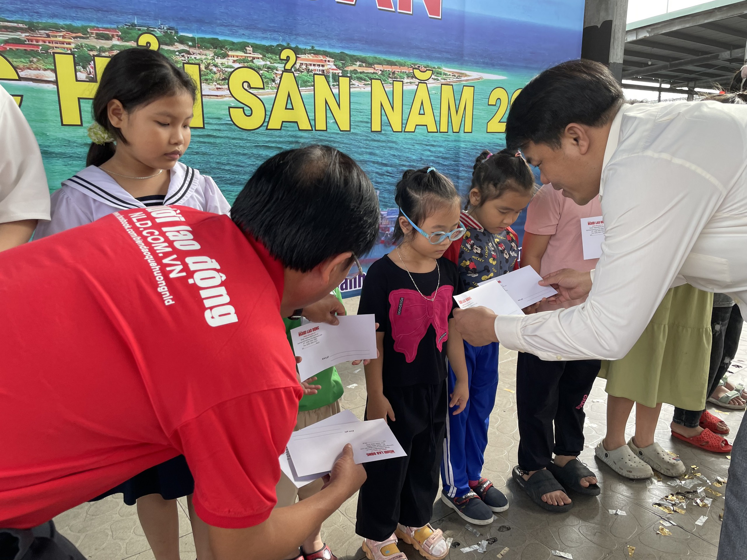 B&aacute;o Người Lao Động hỗ trợ ngư d&acirc;n Kh&aacute;nh H&ograve;a mở biển đầu năm 2024- Ảnh 8.