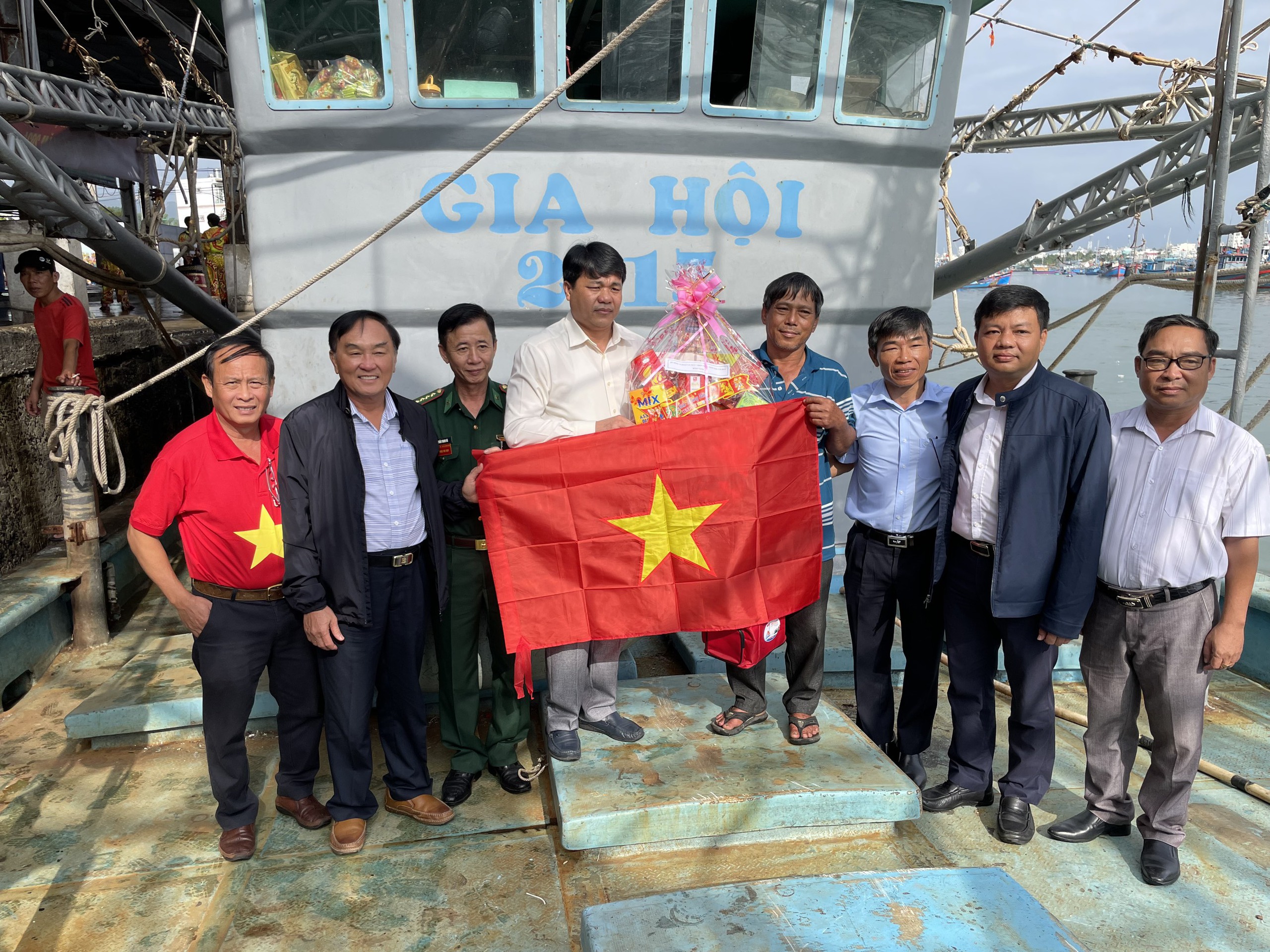B&aacute;o Người Lao Động hỗ trợ ngư d&acirc;n Kh&aacute;nh H&ograve;a mở biển đầu năm 2024- Ảnh 9.