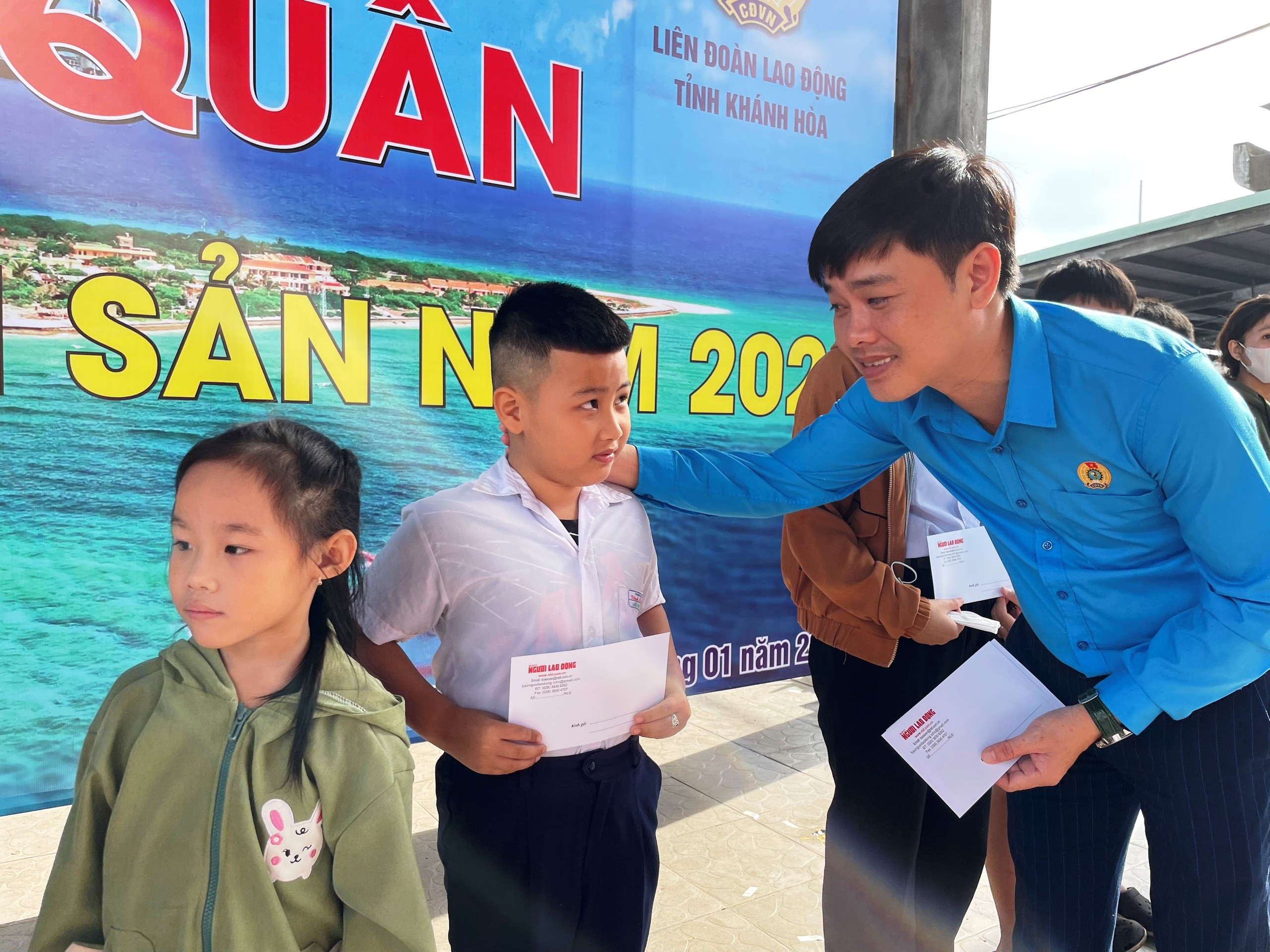 B&aacute;o Người Lao Động hỗ trợ ngư d&acirc;n Kh&aacute;nh H&ograve;a mở biển đầu năm 2024- Ảnh 7.