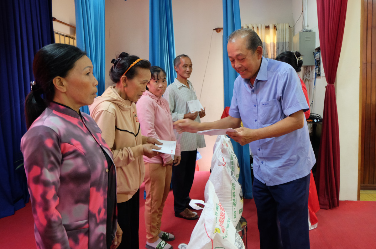 Nguyên Phó Thủ tướng Thường trực Trương Hòa Bình trao quà Tết tại Long An- Ảnh 1.