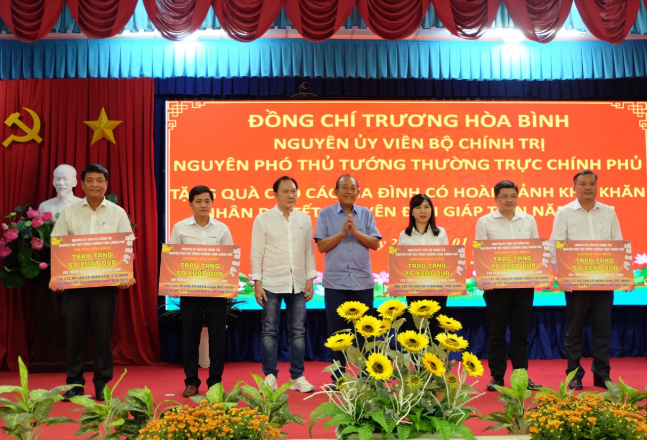 Nguyên Phó Thủ tướng Thường trực Trương Hòa Bình trao quà Tết tại Long An- Ảnh 2.