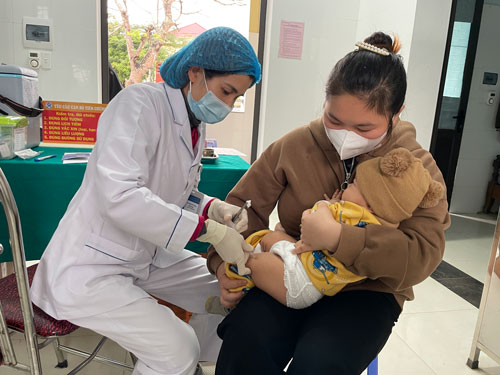 Tiêm chủng vắc-xin “5 trong 1” cho trẻ tại Trạm Y tế xã Bình Yên, huyện Sơn Dương, tỉnh Tuyên Quang ngày 3-1 Ảnh: NGỌC DUNG