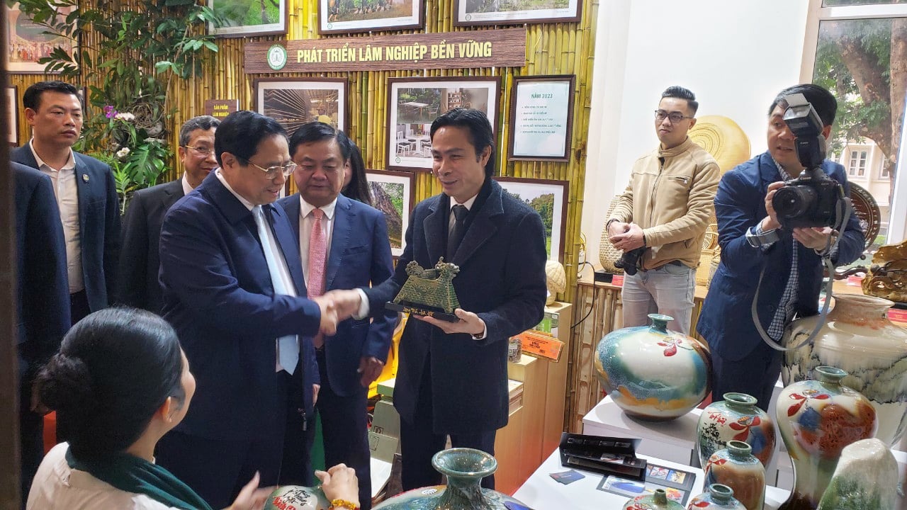 Thủ tướng Phạm Minh Ch&iacute;nh v&agrave; Bộ trưởng Bộ NN-PTNT L&ecirc; Minh Hoan tham quan c&aacute;c gian trưng b&agrave;y sản phẩm tại hội nghị