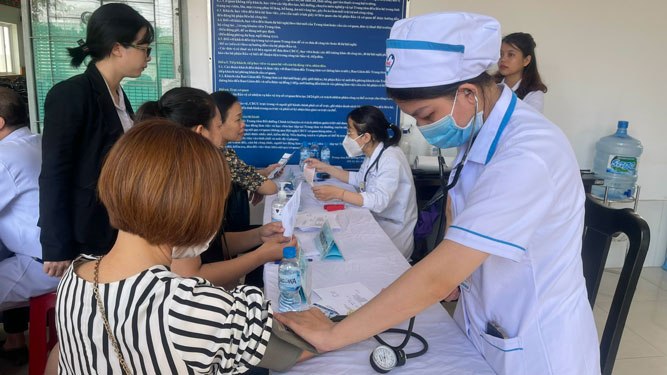 Người lao động tham gia chương tr&igrave;nh kh&aacute;m sức khỏe miễn ph&iacute; do LĐLĐ huyện H&oacute;c M&ocirc;n, TP HCM tổ chức năm 2023 Ảnh: CAO HƯỜNG