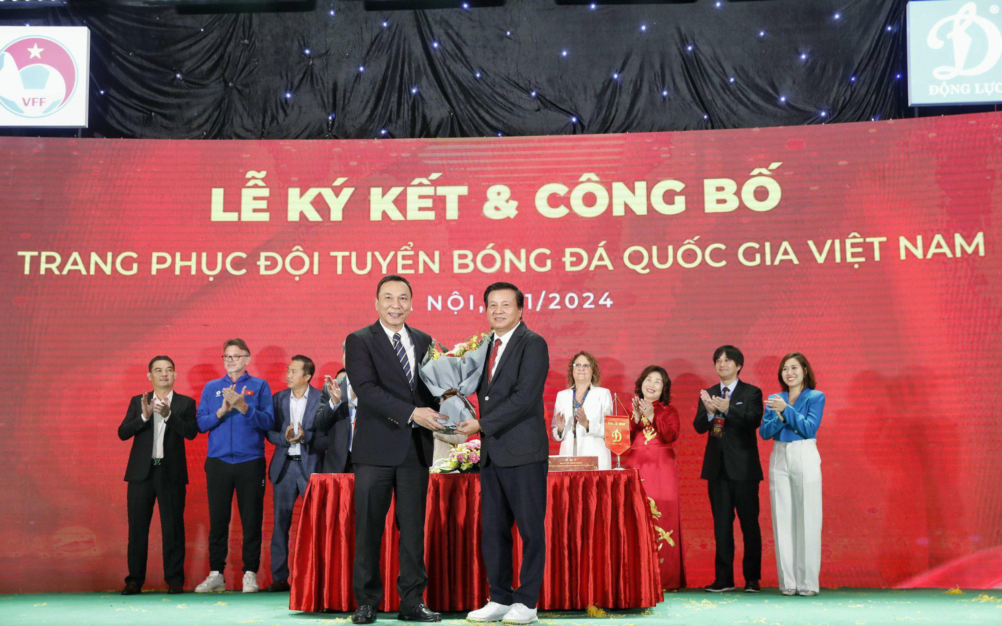 Đội tuyển Việt Nam ra mắt trang phục mới