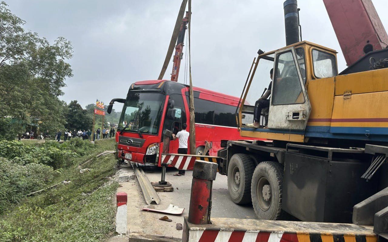 Xe khách mất lái trên Quốc lộ 15, nhiều người hoảng loạn